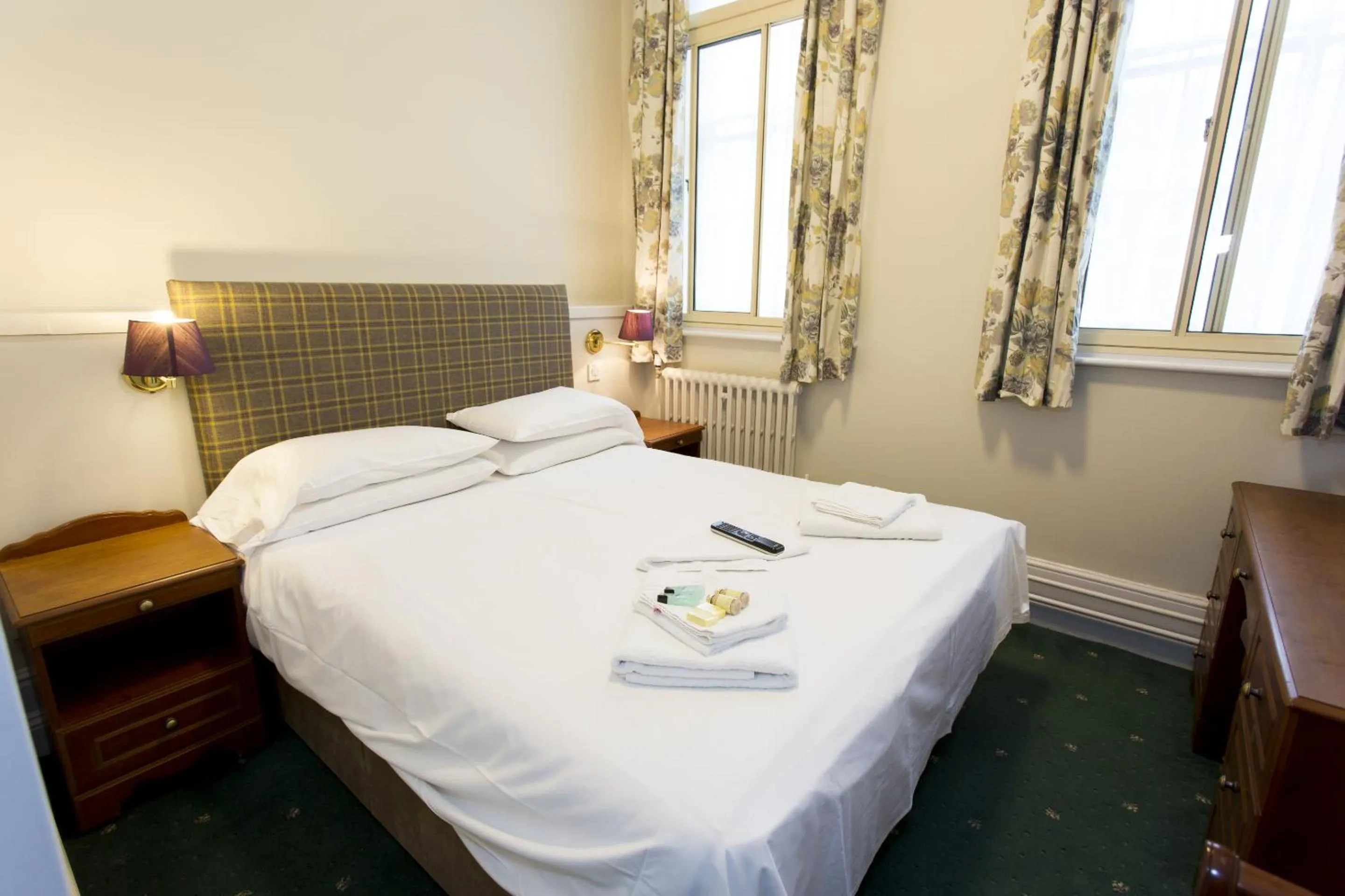 Bedroom, Bed in The Old Bell - Warminster