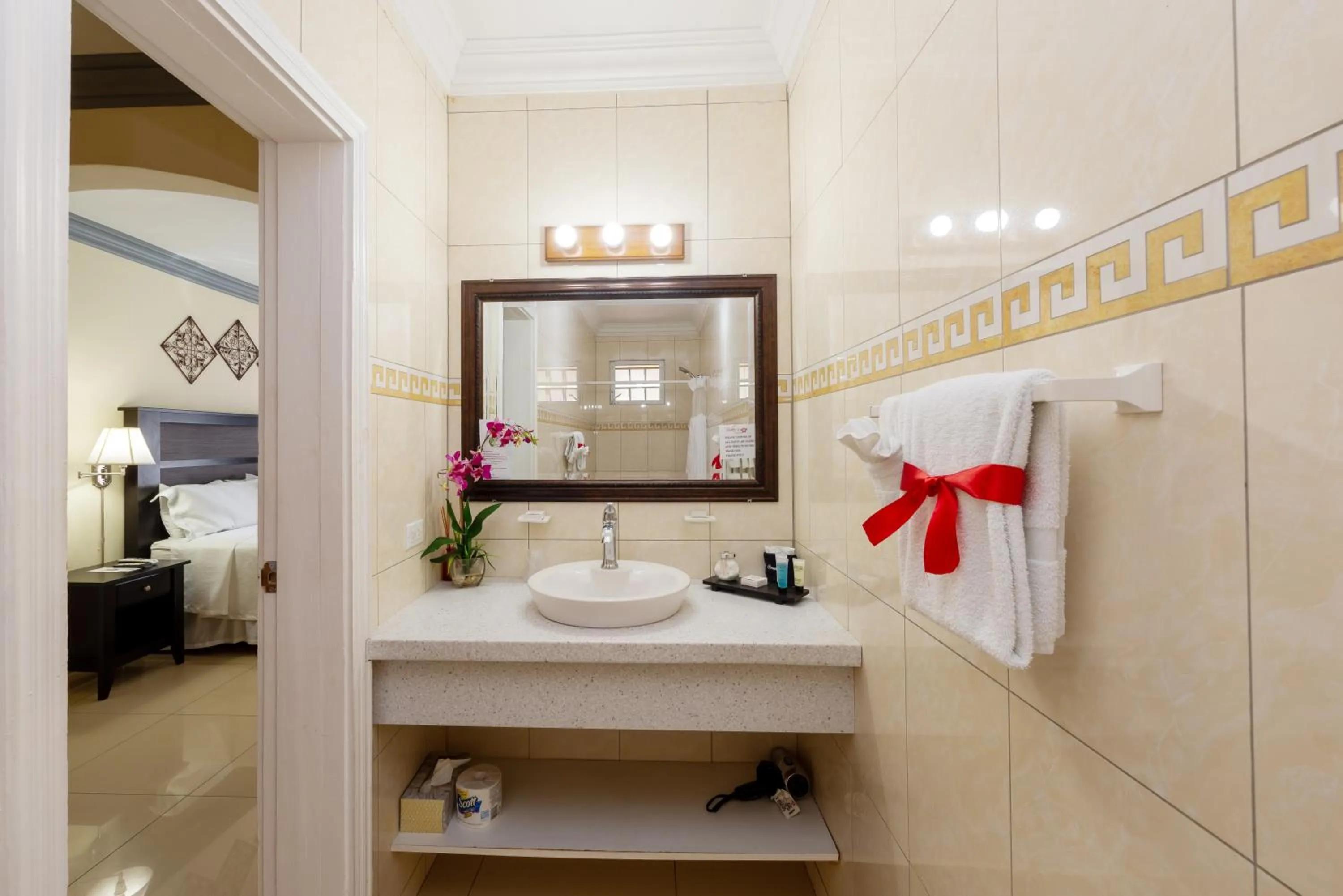 Bathroom, Bed in Baker's Suites