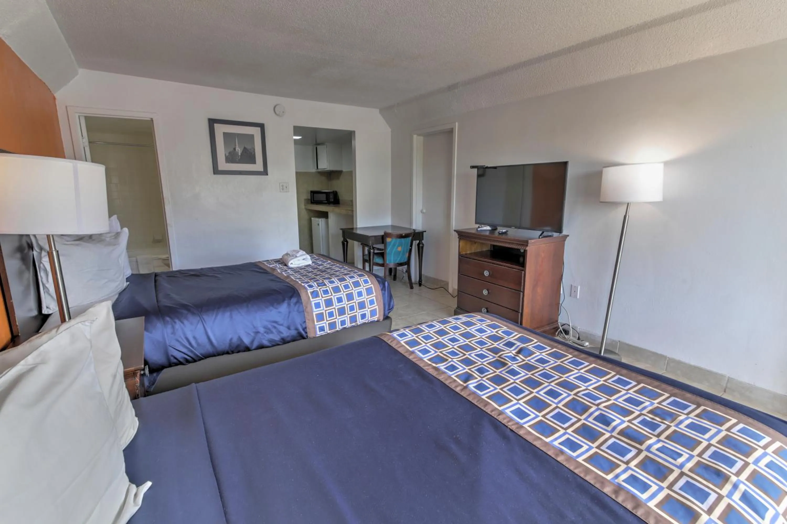 Bed in White Marlin Inn - Virginia Beach