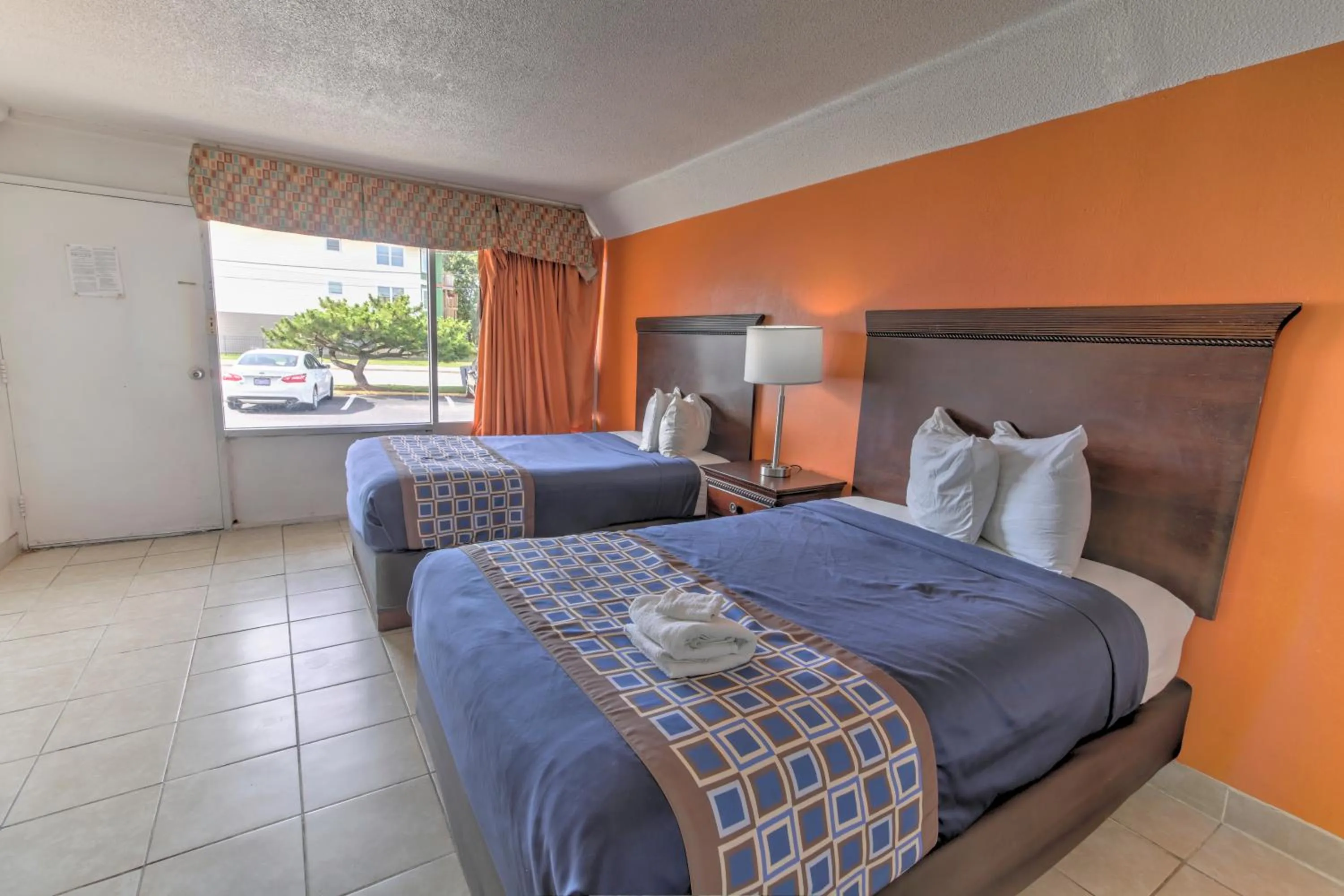 Bed in White Marlin Inn - Virginia Beach