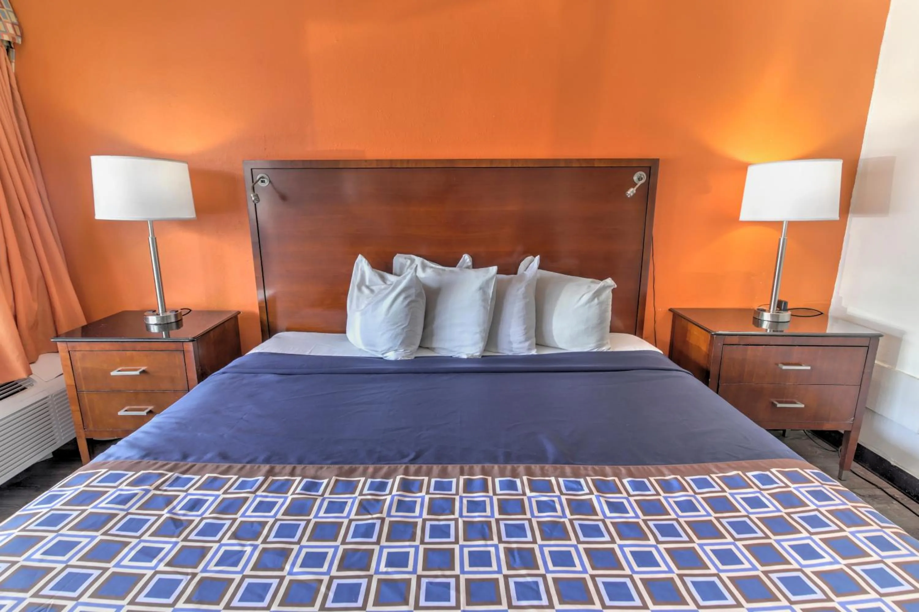 Bed in White Marlin Inn - Virginia Beach