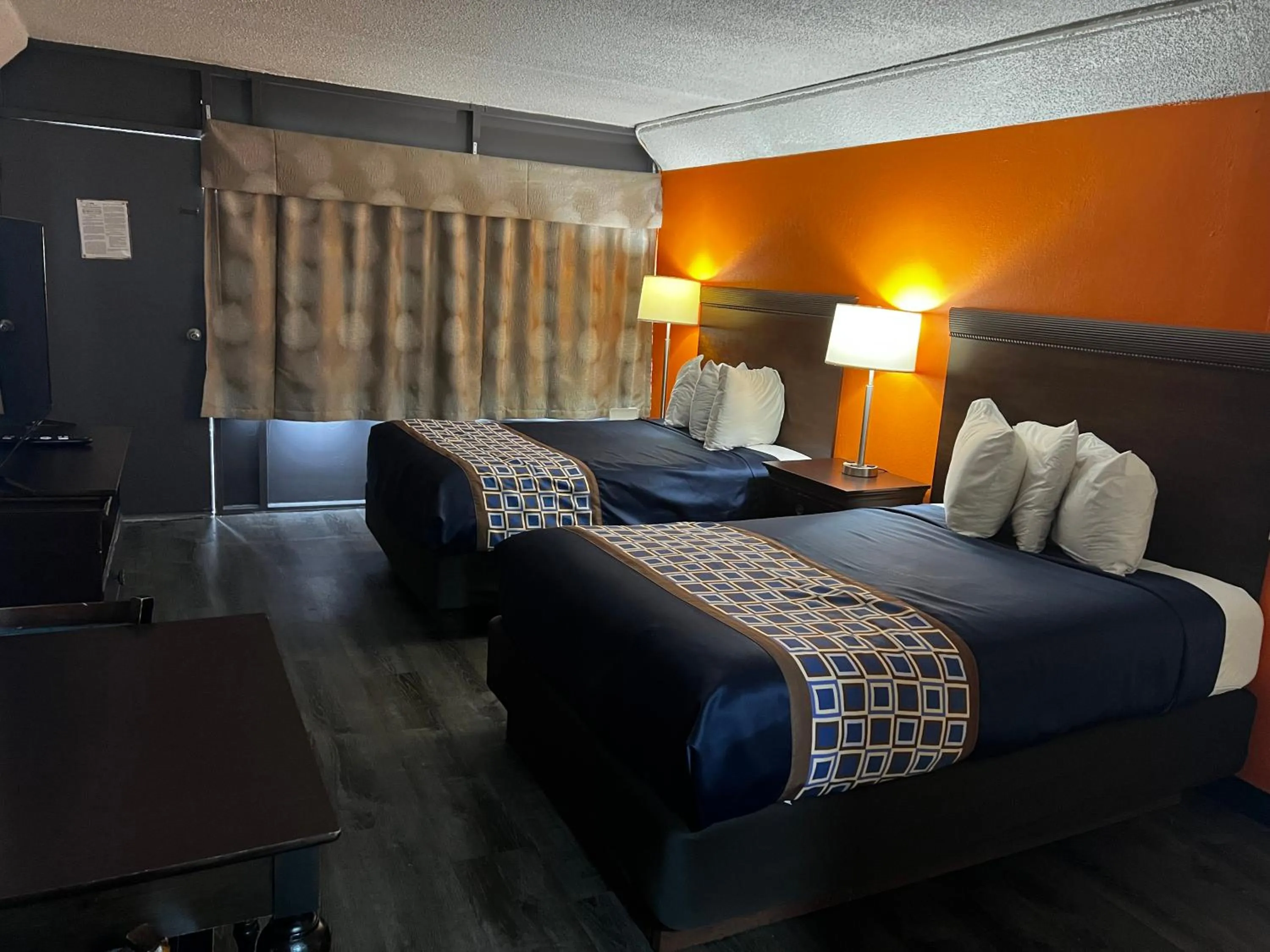 Bed in White Marlin Inn - Virginia Beach