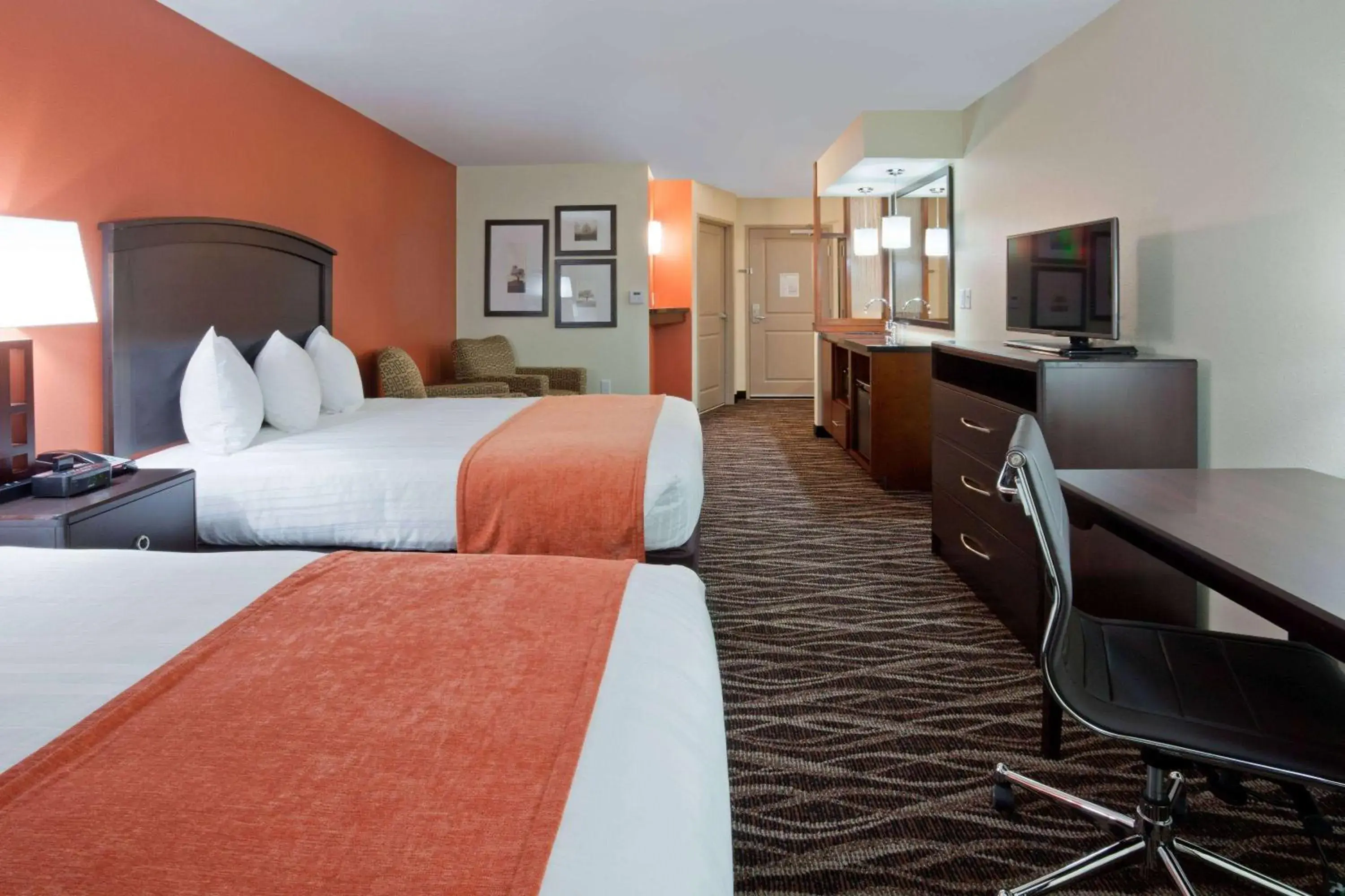 Queen Room with Bath Tub and Grab Bars - Mobility Accessible - Non-Smoking in AmericInn by Wyndham Waupun Queen Room with Bath Tub and Grab Bars - Mobility Accessible - Non-Smoking in AmericInn by Wyndham Waupun