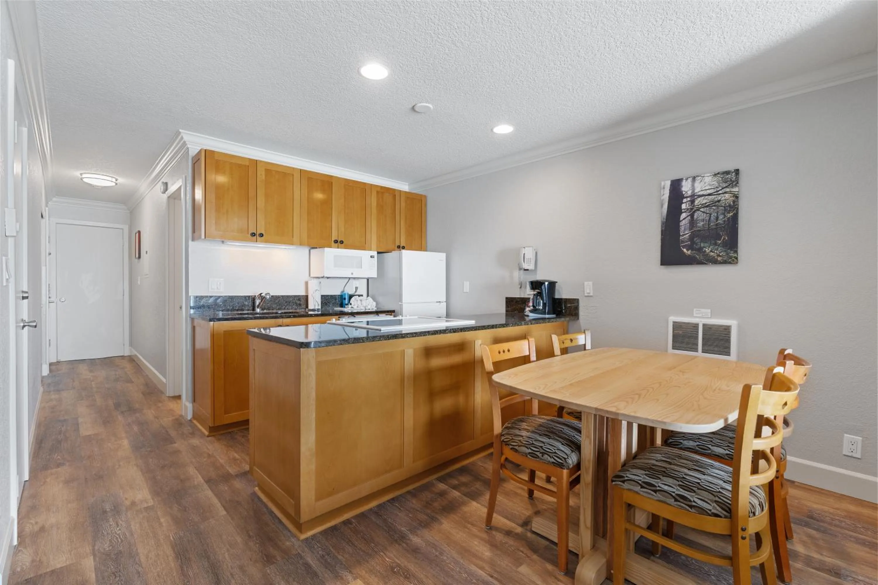 Kitchen or kitchenette in Tolovana Inn