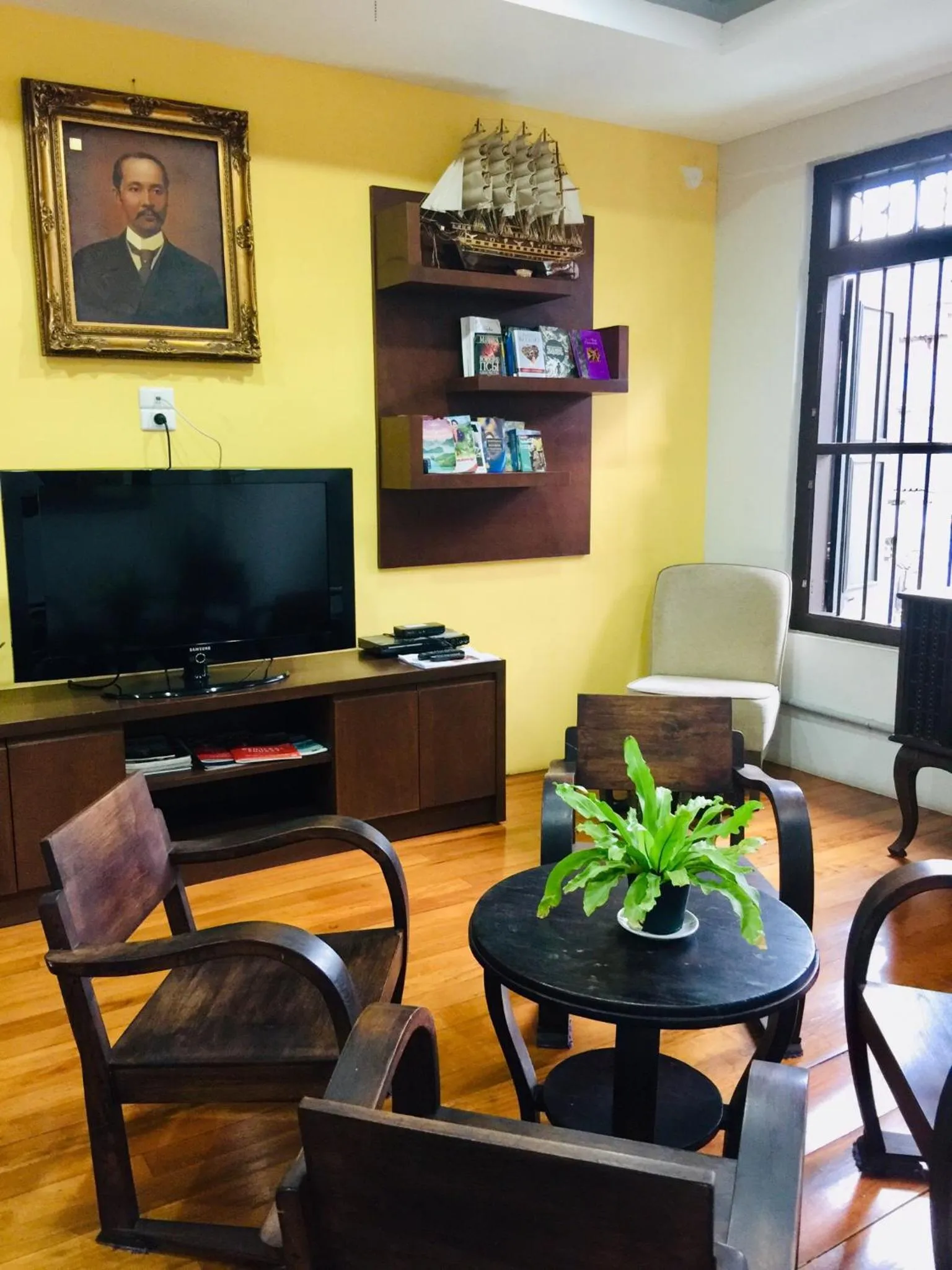 Communal lounge/ TV room in Phuket Sunny Hostel