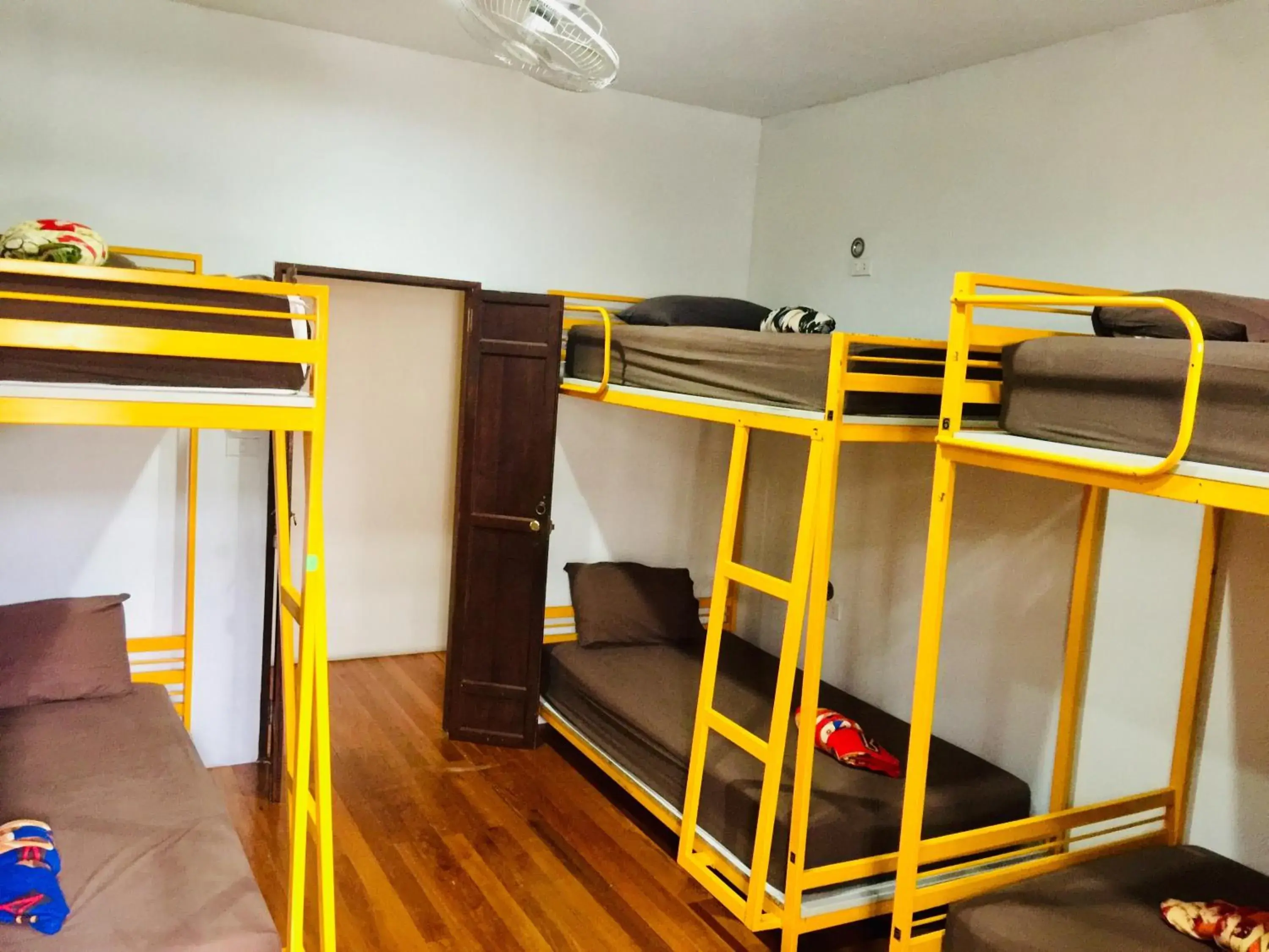 Bed in 6-Bed Mixed Dormitory Room in Phuket Sunny Hostel Bed in 6-Bed Mixed Dormitory Room in Phuket Sunny Hostel