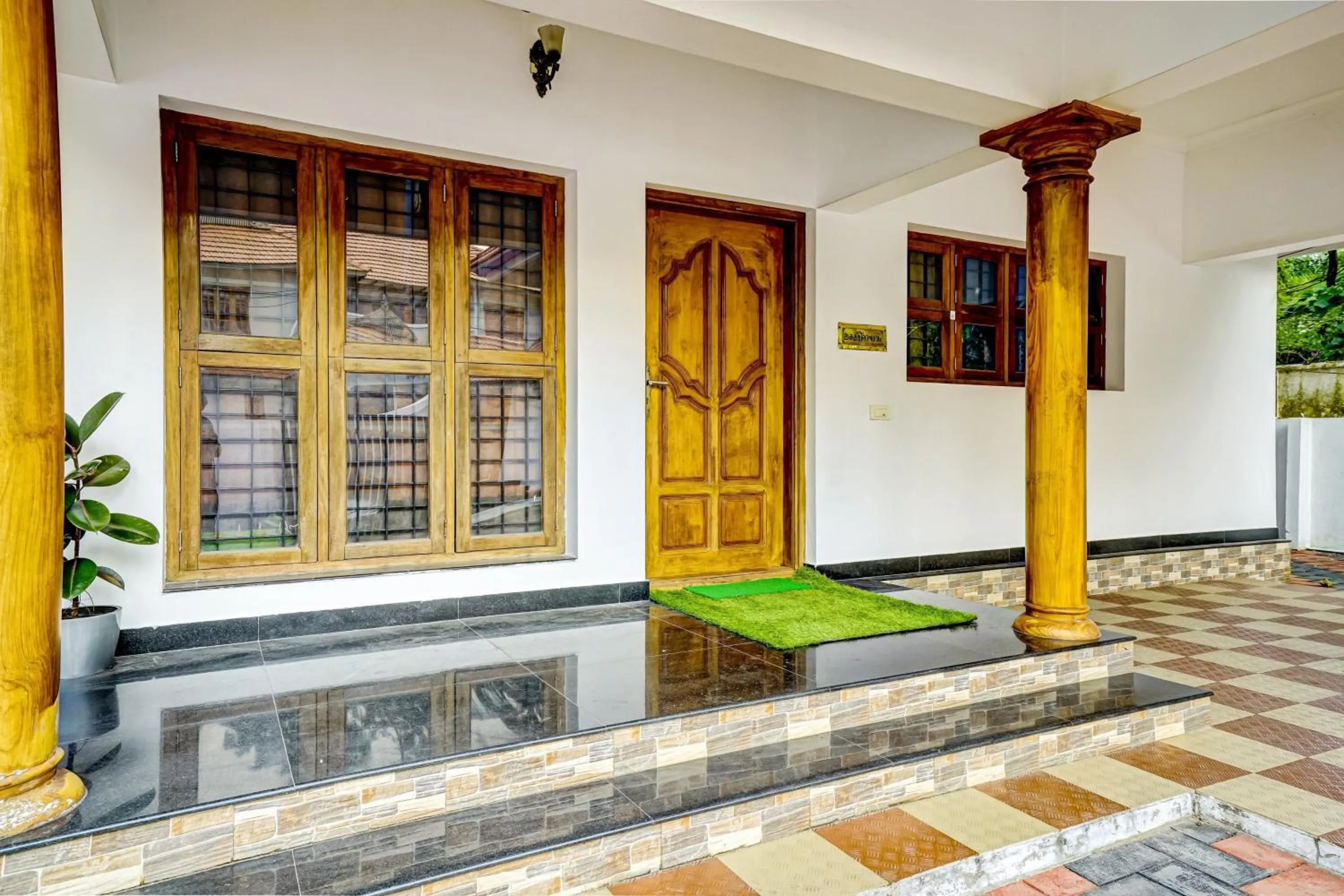 Facade/entrance in Hotel O Paradise villa