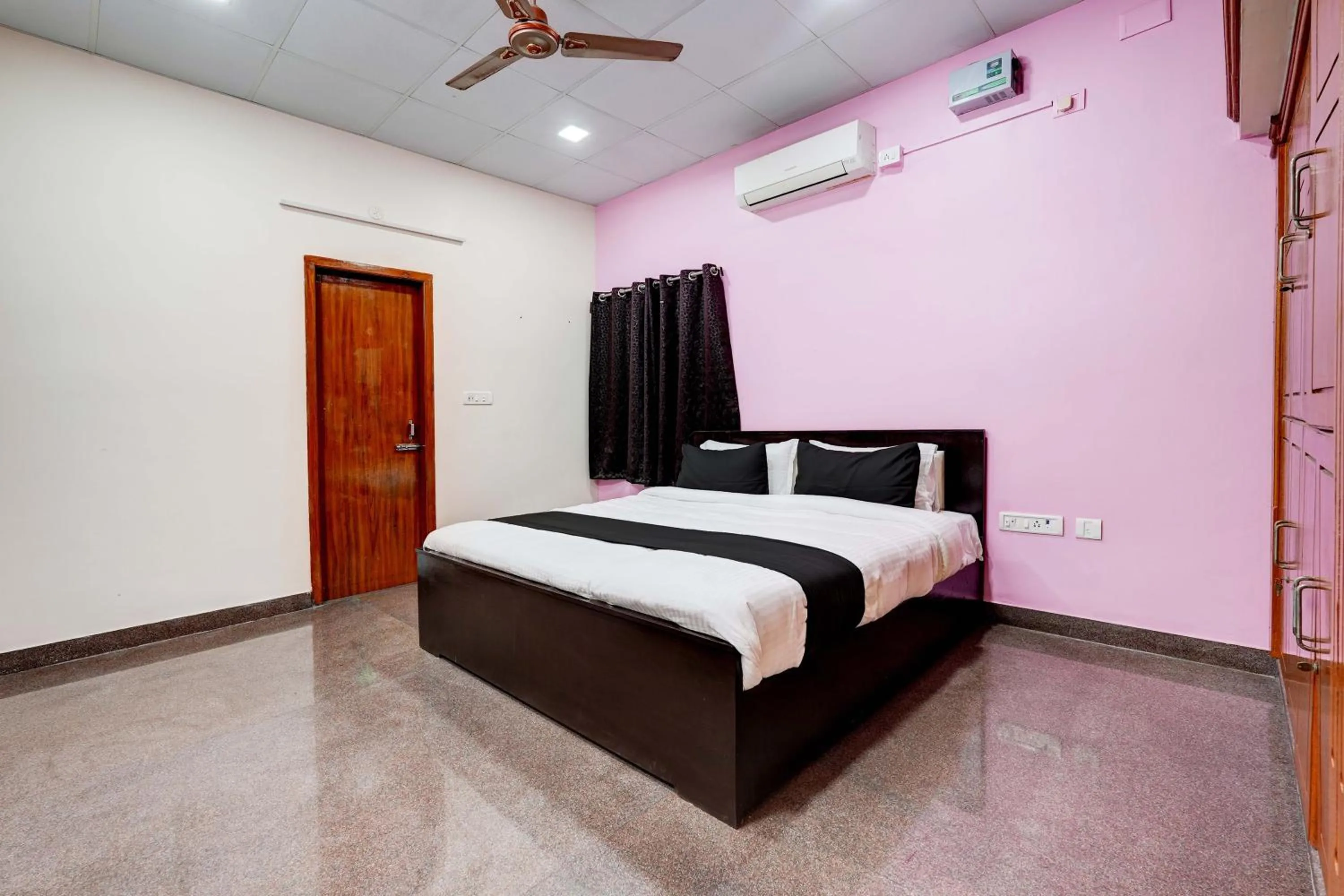 Bedroom, Bed in Super Hotel O VSV Guest House