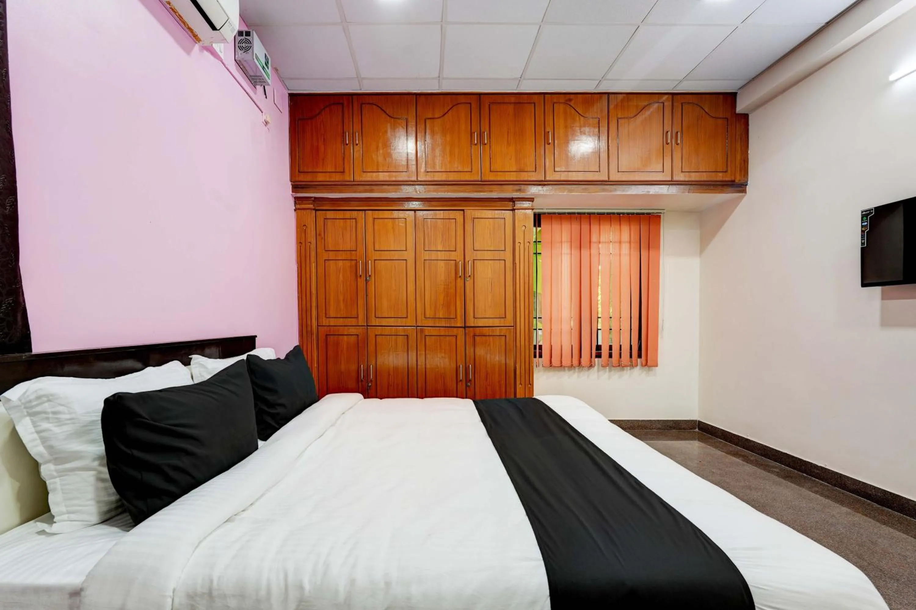 Bedroom, Bed in Super Hotel O VSV Guest House