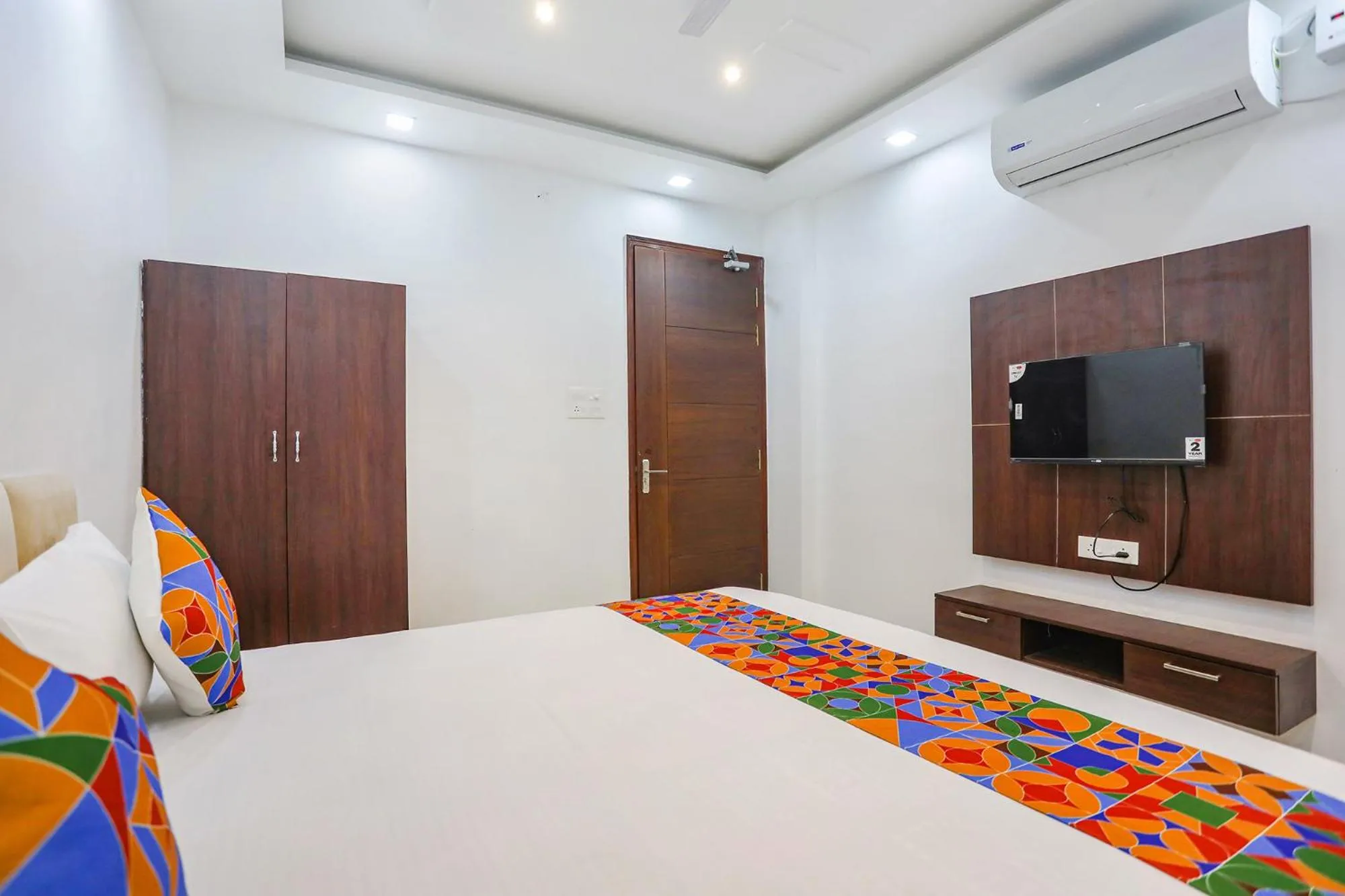 Bed in Fabhotel JP Villa - Nr Stadium