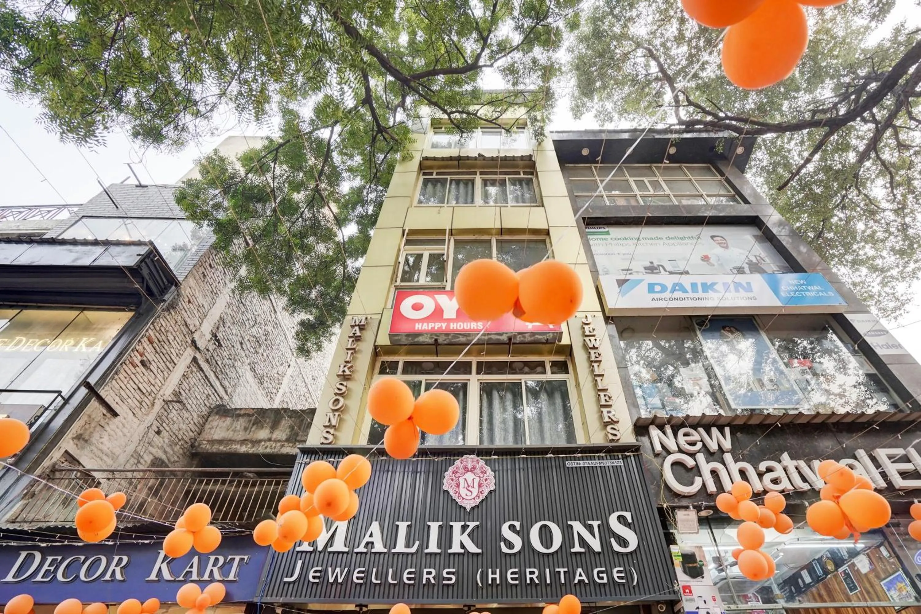 Facade/entrance in Hotel O POP A Happy Hours Plaza