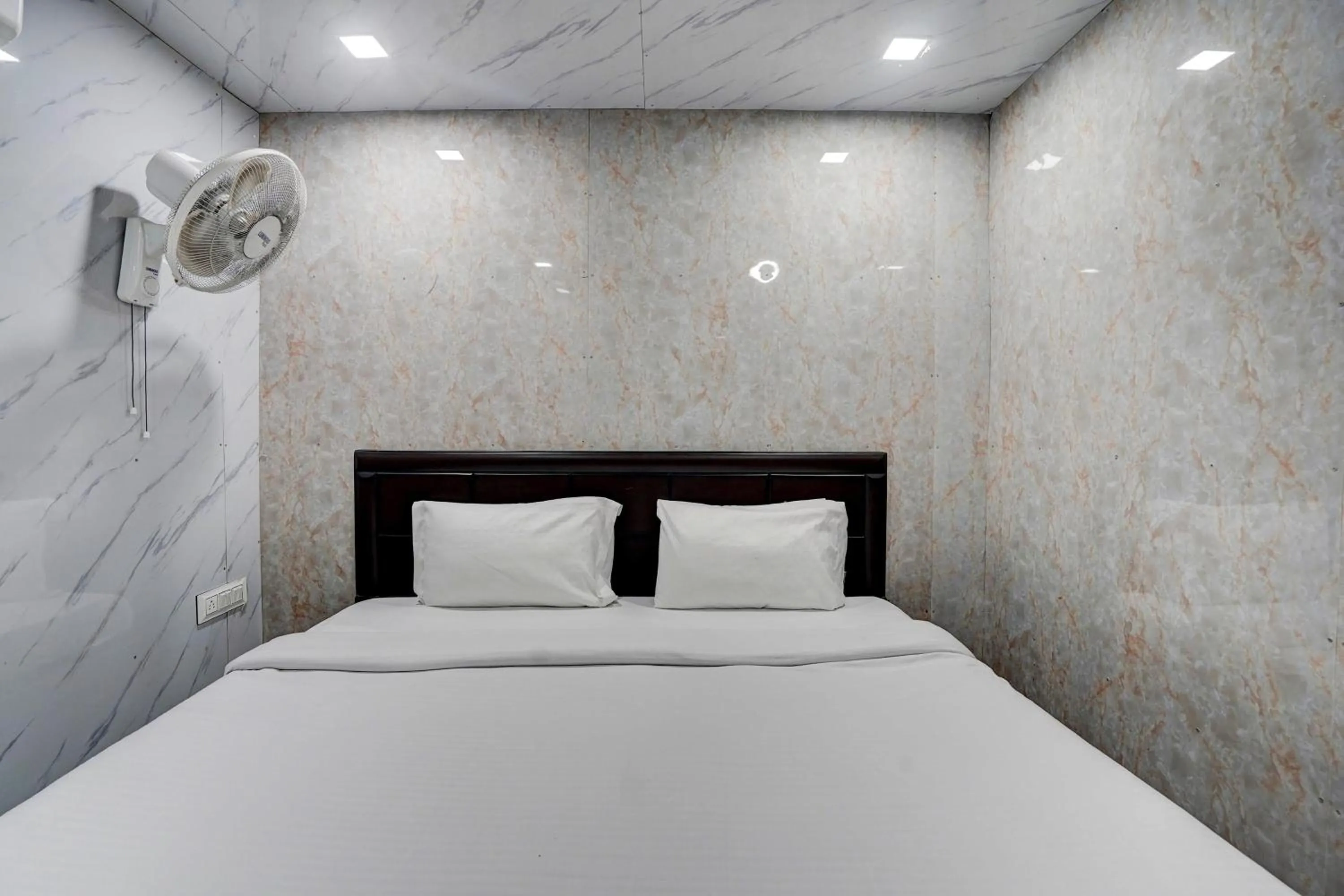 Bedroom, Bed in Hotel O POP A Happy Hours Plaza