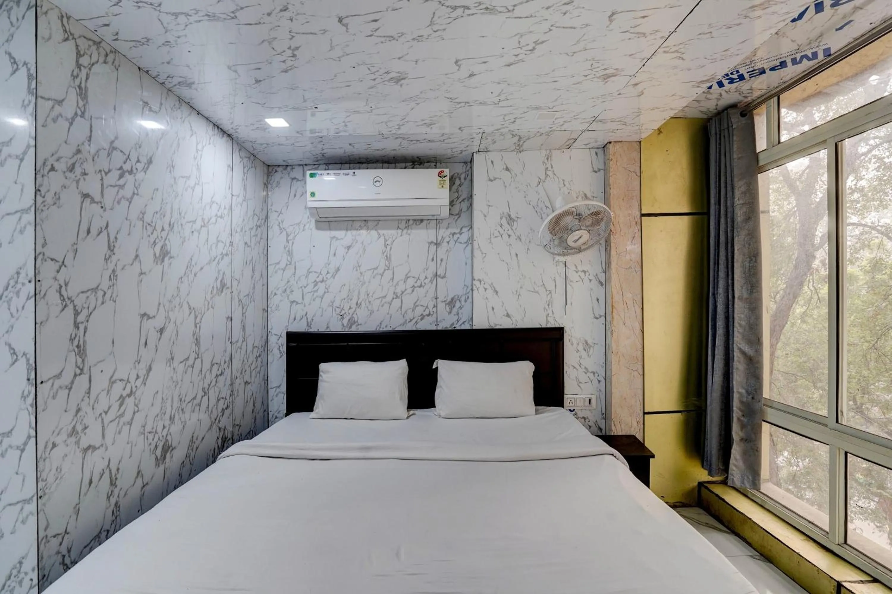 Bedroom, Bed in Hotel O POP A Happy Hours Plaza