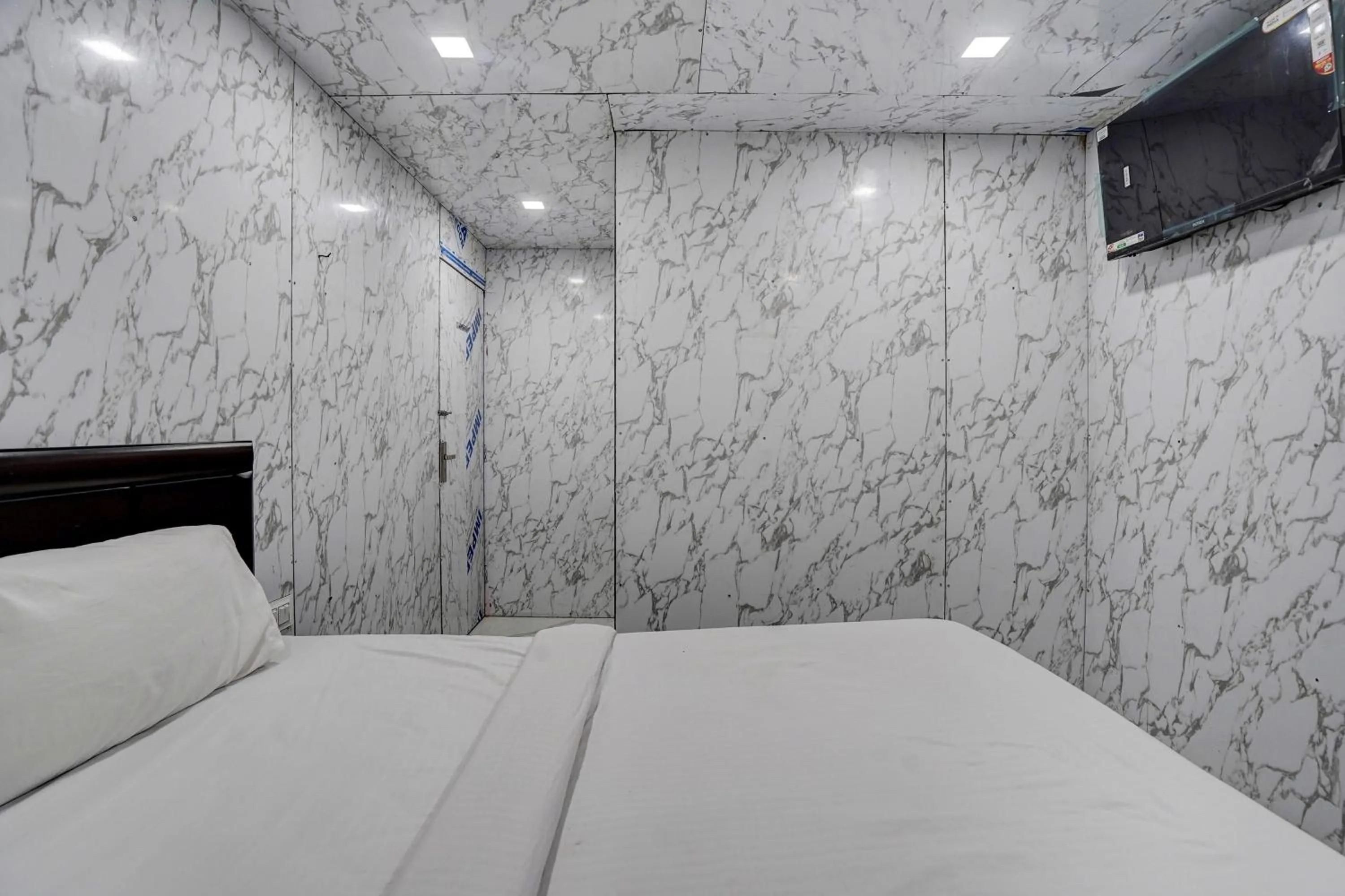 Bedroom, Bed in Hotel O POP A Happy Hours Plaza