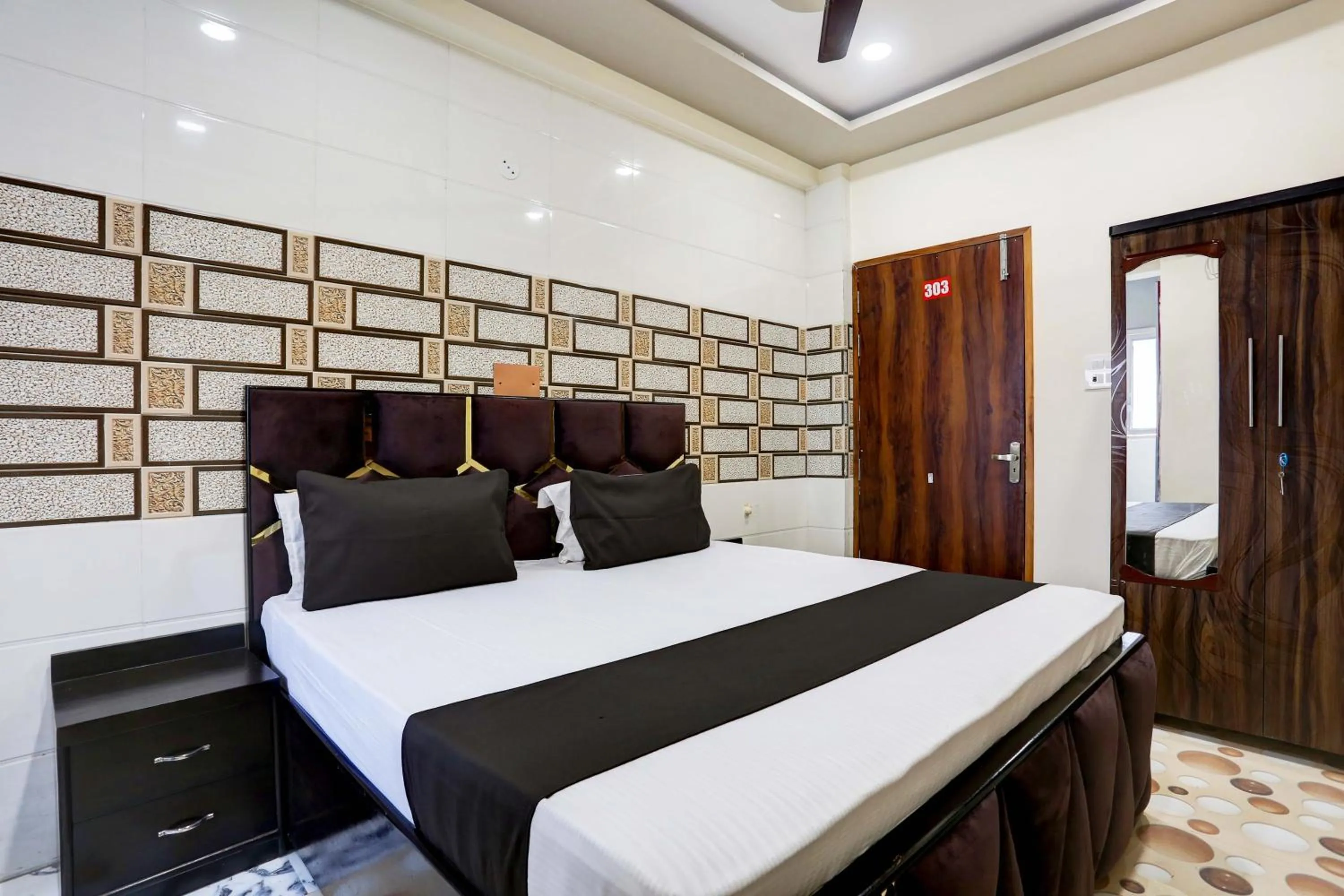 Bedroom, Bed in Hotel O M R Galaxy