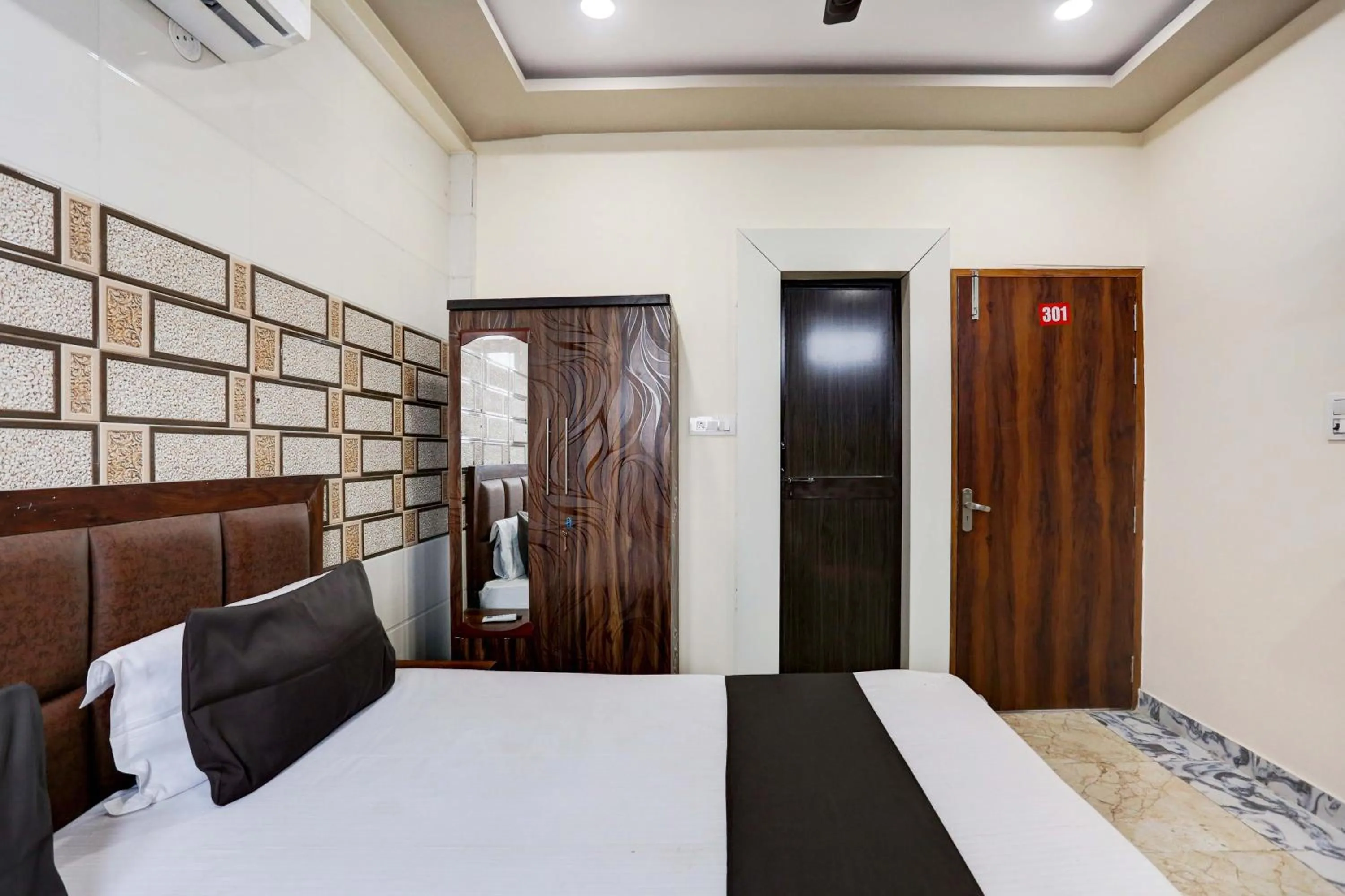 Bedroom, Bed in Hotel O M R Galaxy