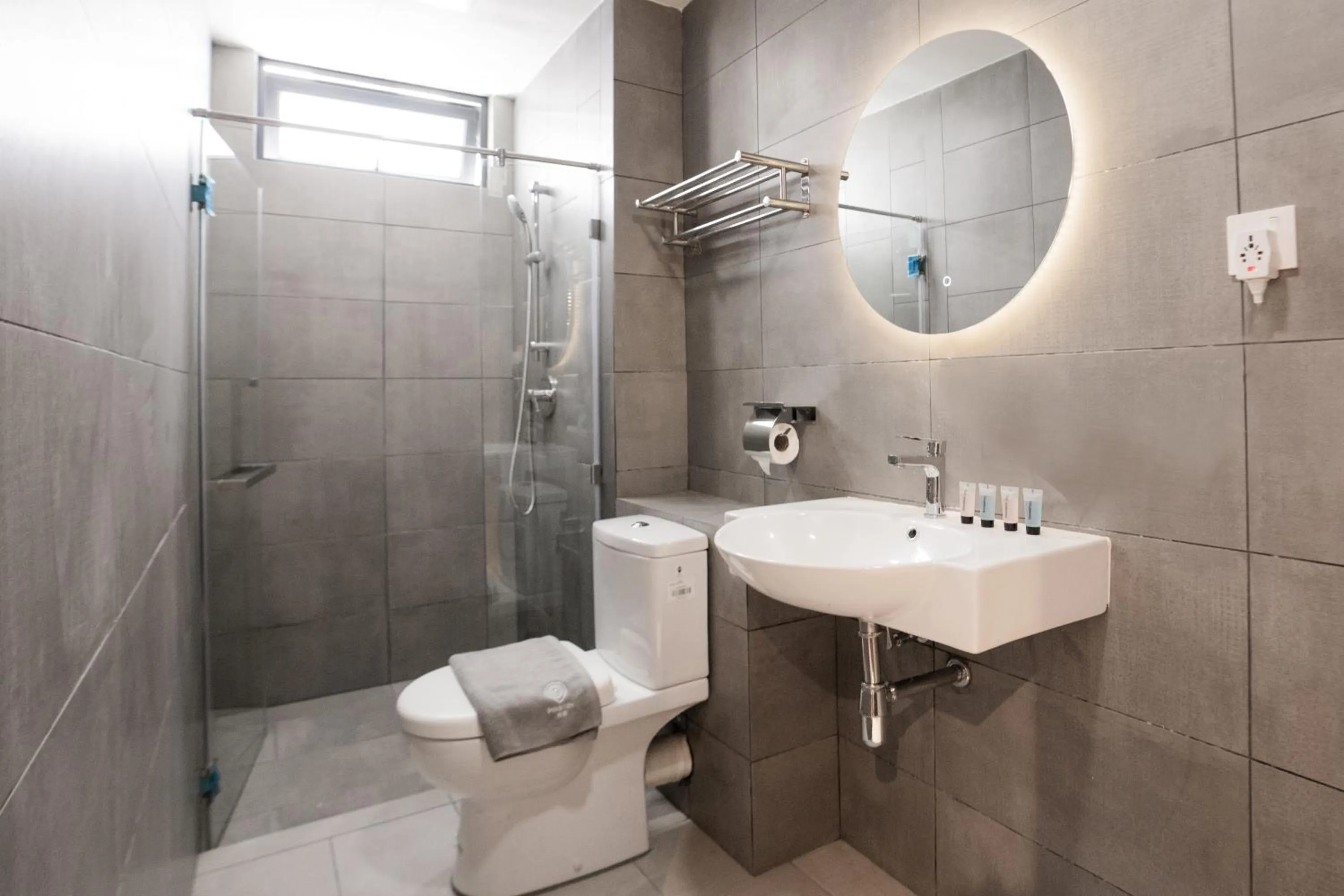 Toilet in K Avenue by Pinstay