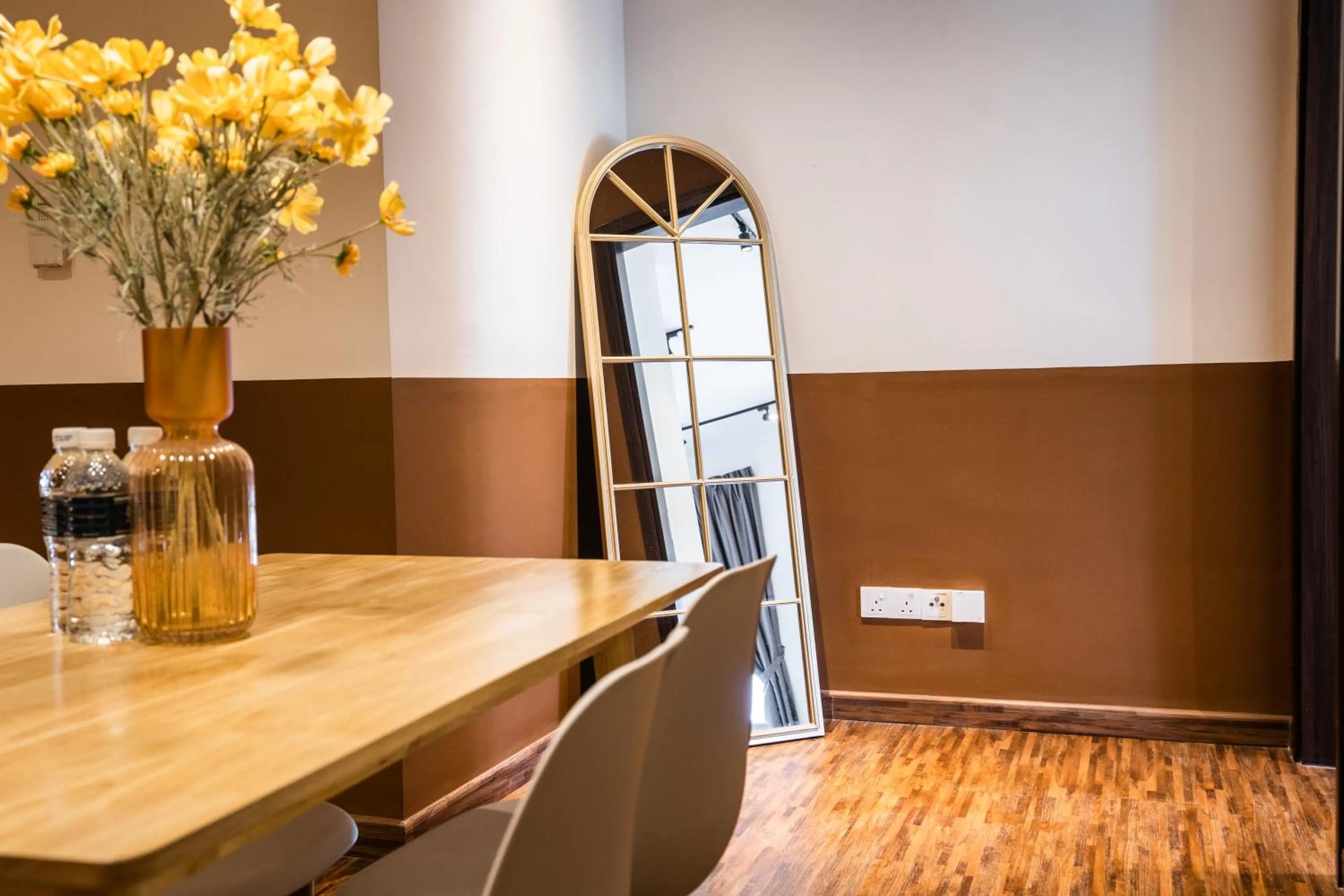 Living room in K Avenue by Pinstay