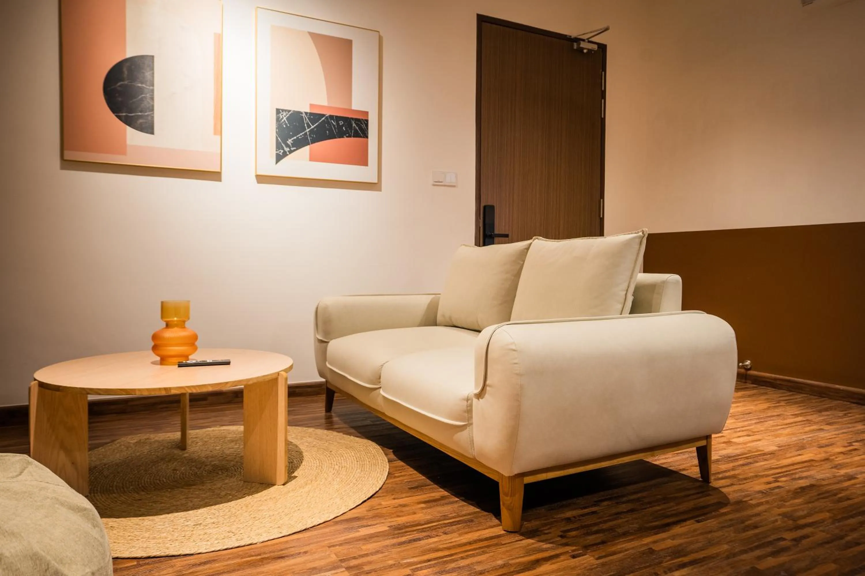 Living room in K Avenue by Pinstay