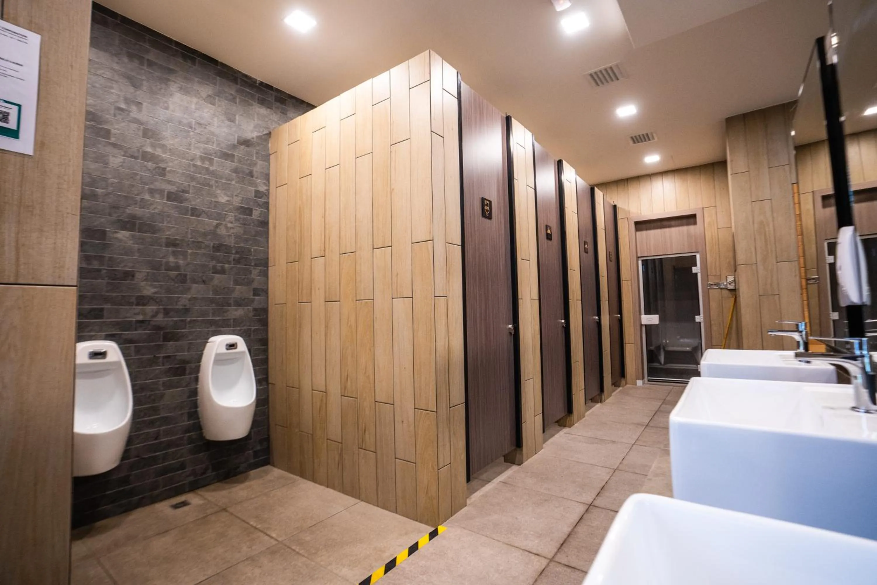 Toilet in K Avenue by Pinstay