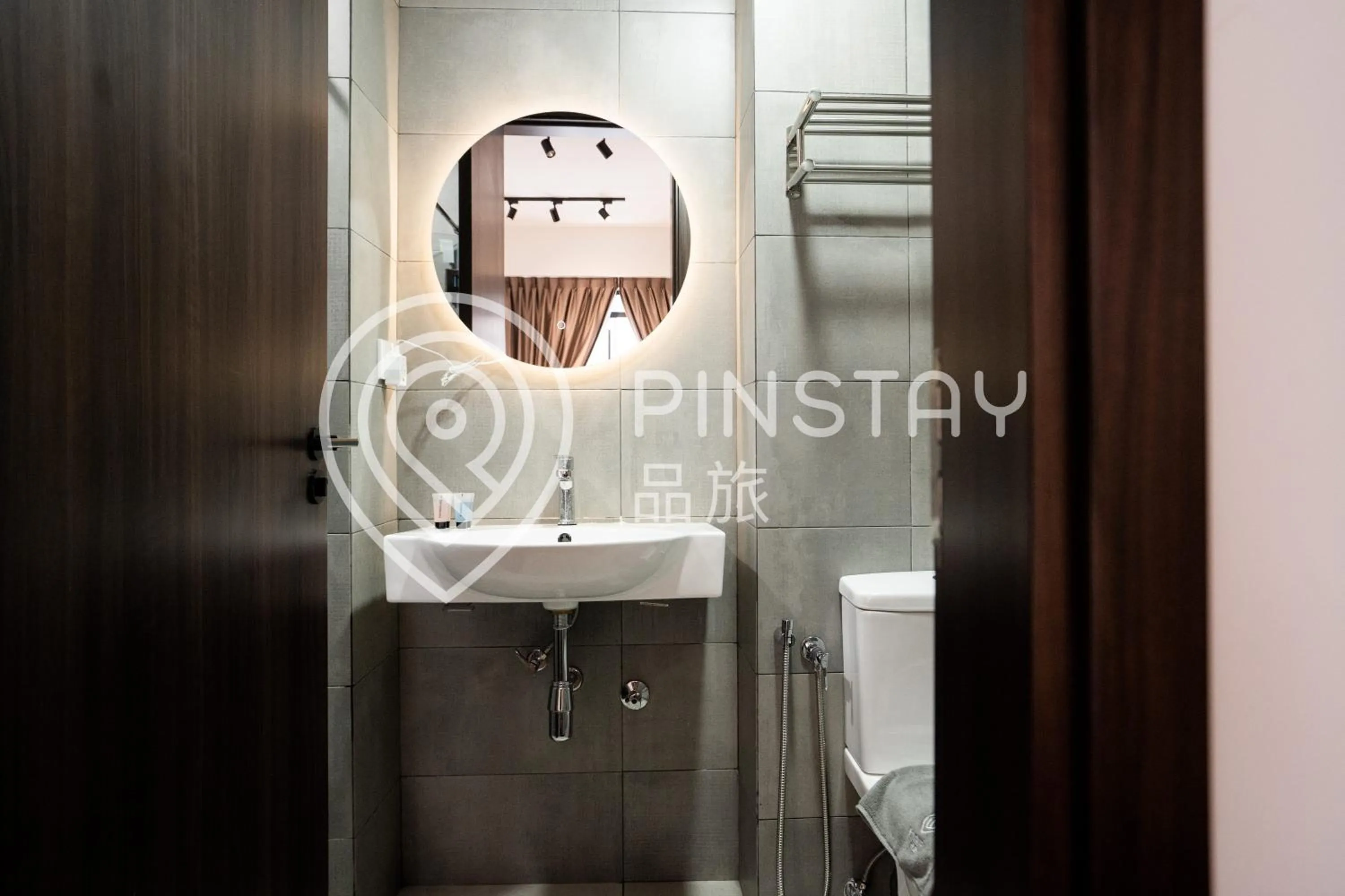 Toilet in K Avenue by Pinstay