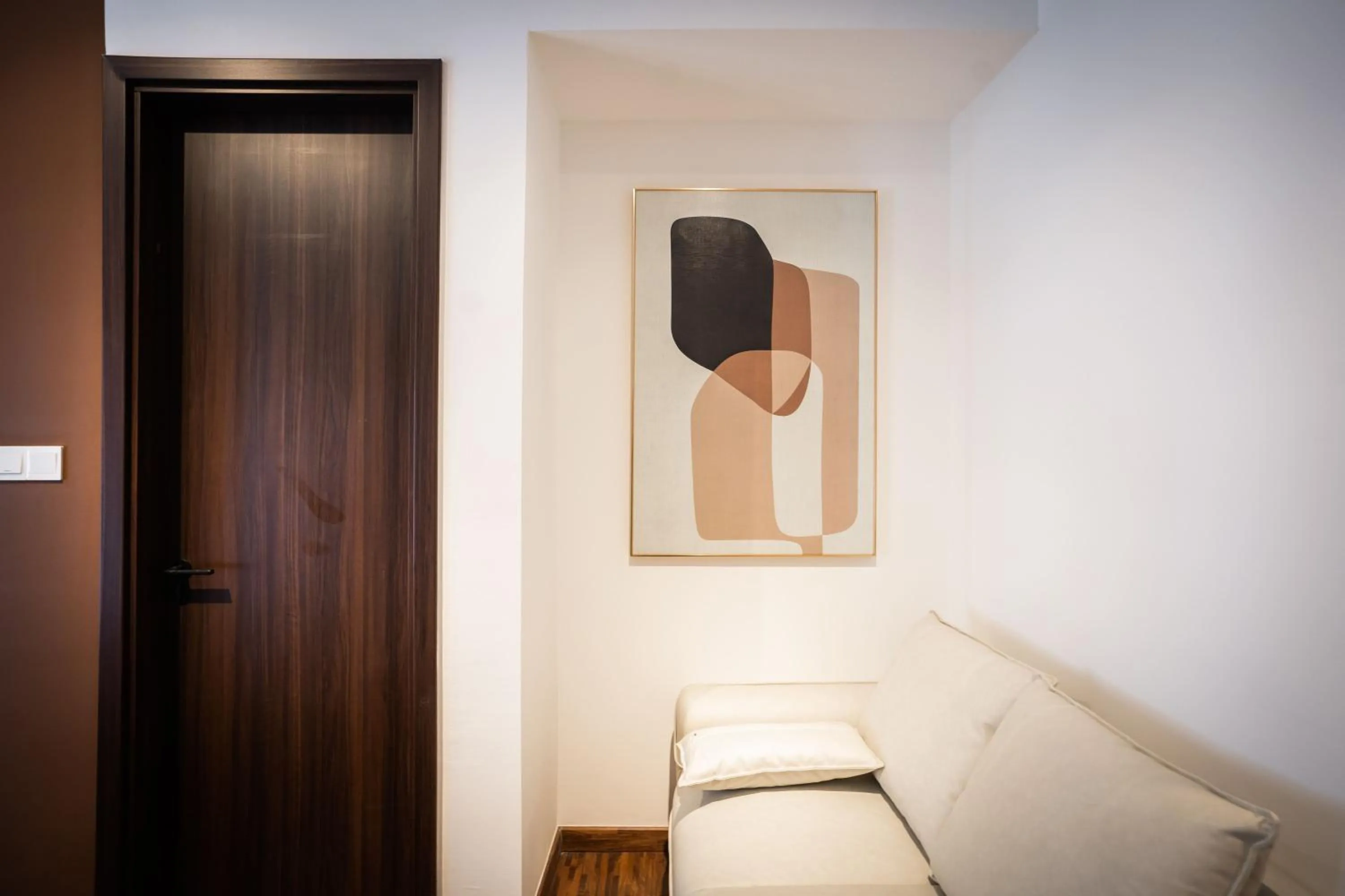 Living room in K Avenue by Pinstay