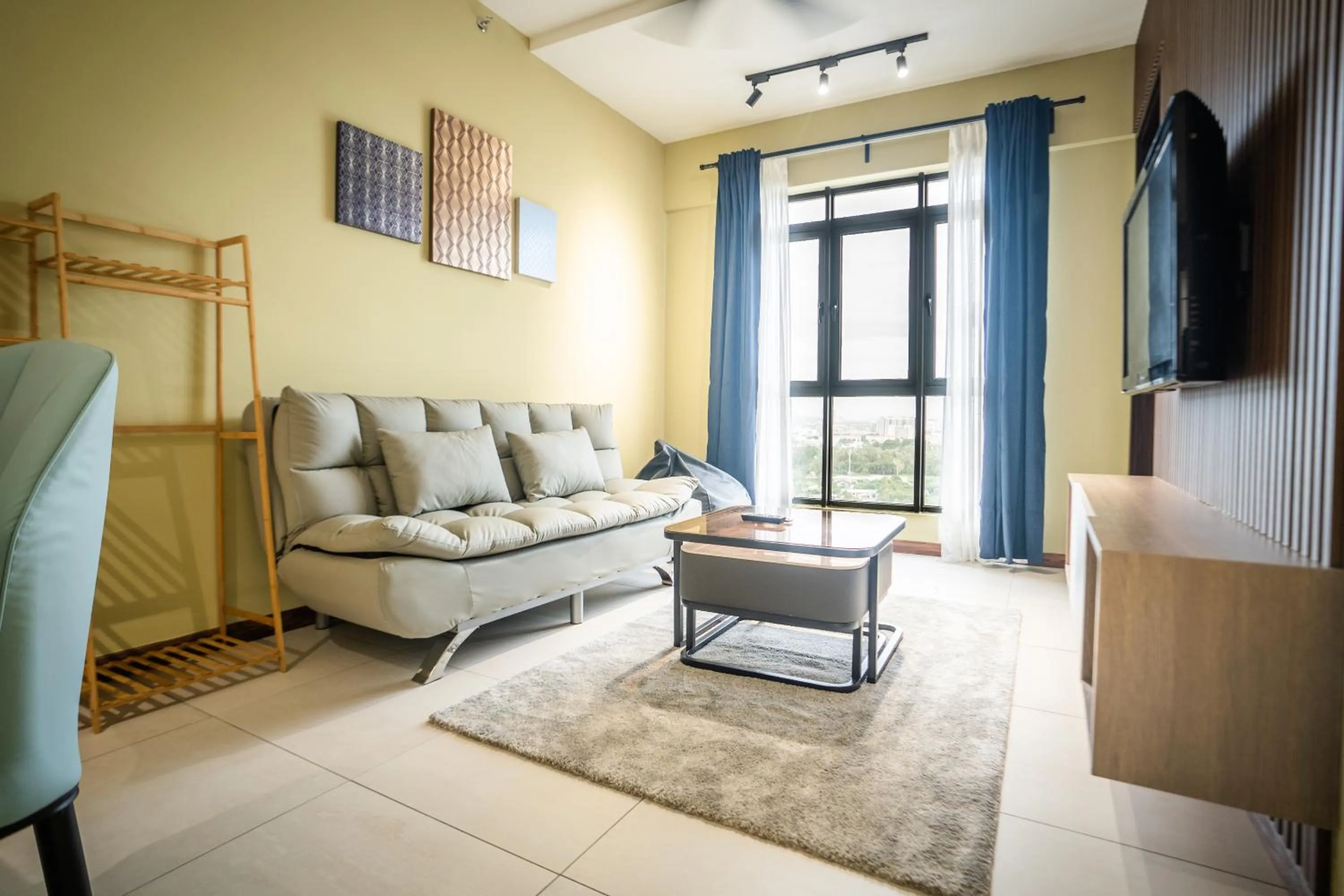 Living room in K Avenue by Pinstay