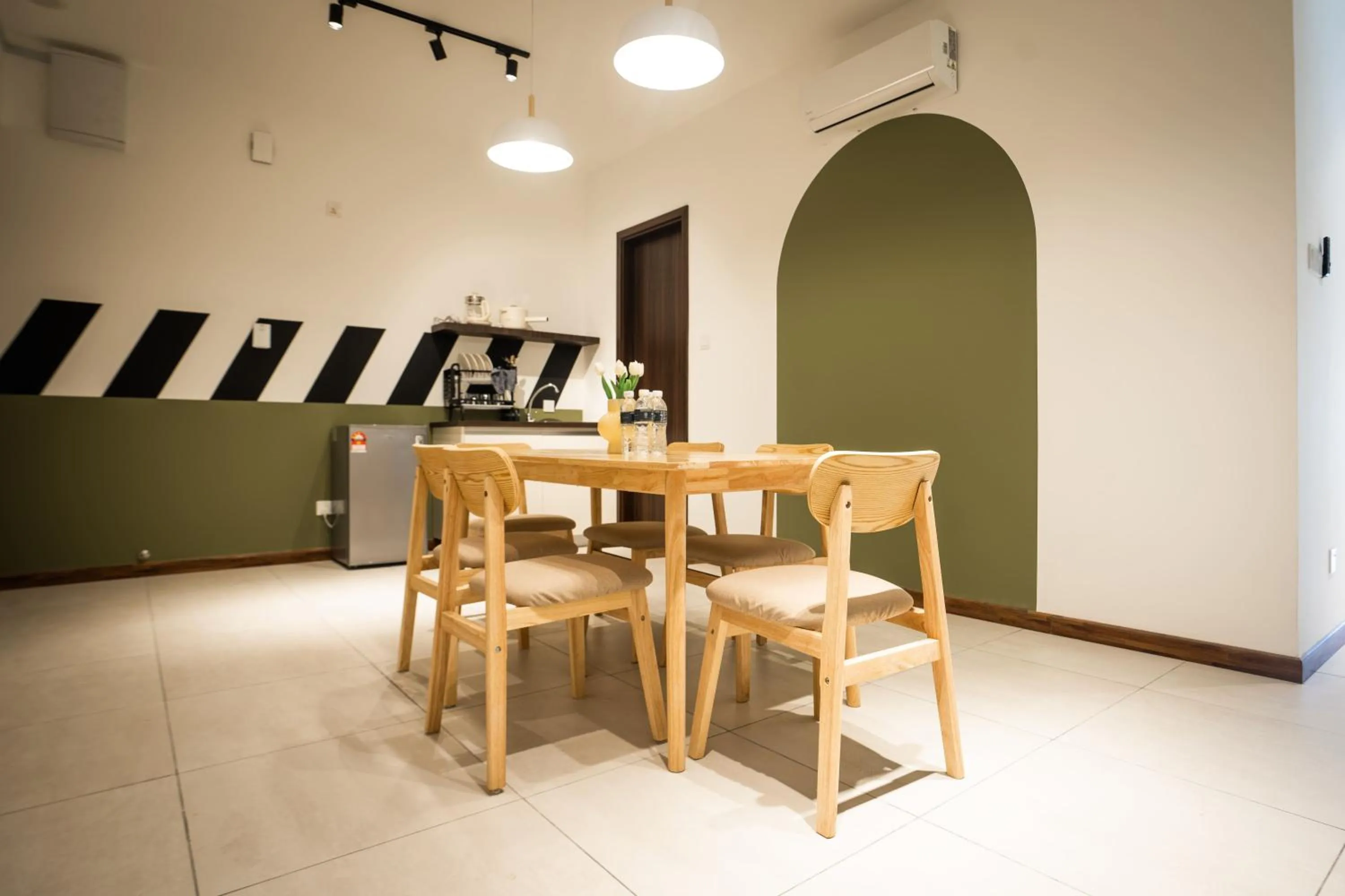 Living room in K Avenue by Pinstay