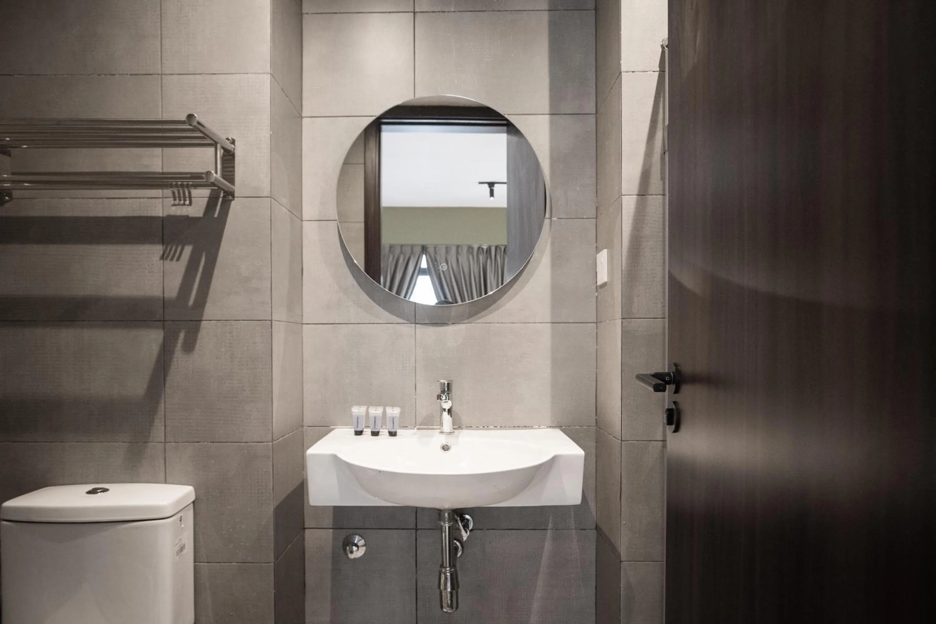 Toilet in K Avenue by Pinstay