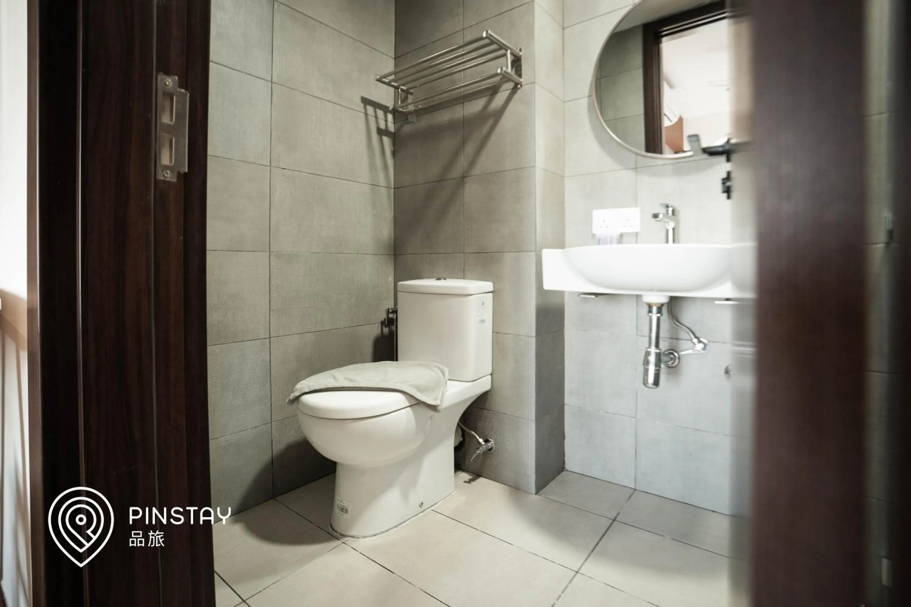 Bathroom in K Avenue by Pinstay