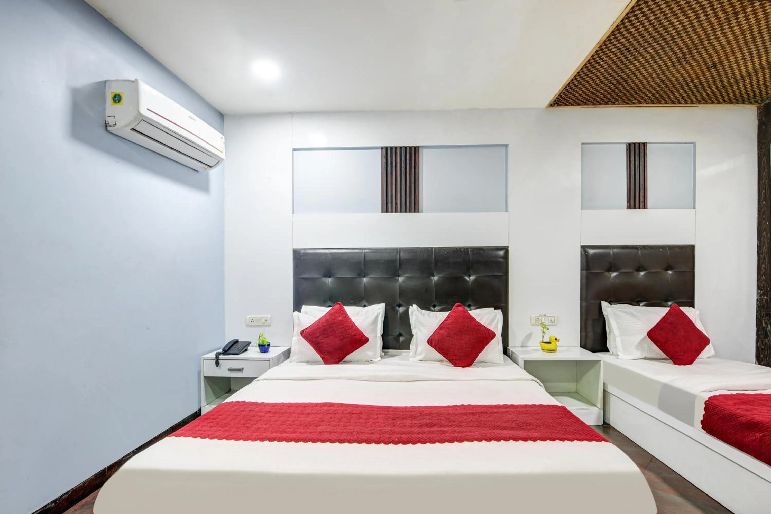 Bed in Hotel Heritage Home -3 Mins Walk from Metro And 5 Mins from Rail Station