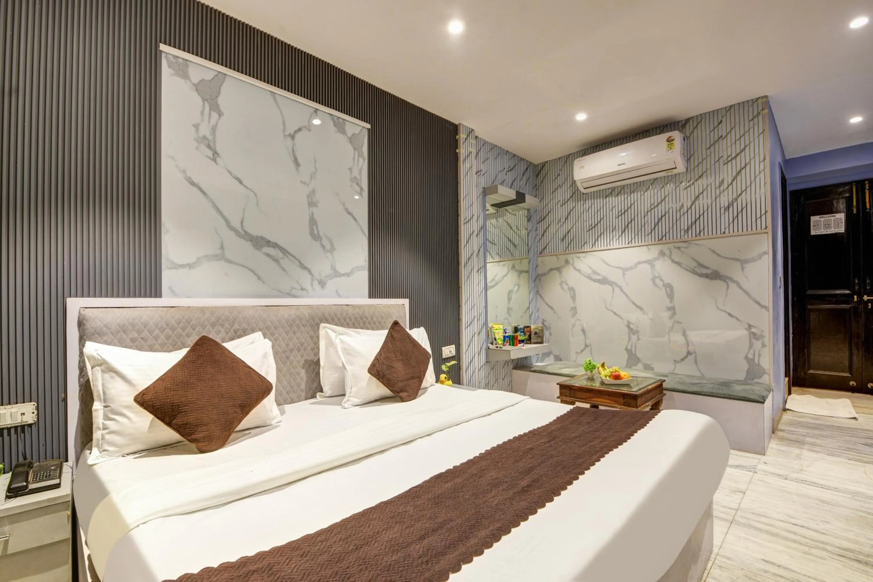 Bed in Hotel Heritage Home -3 Mins Walk from Metro And 5 Mins from Rail Station