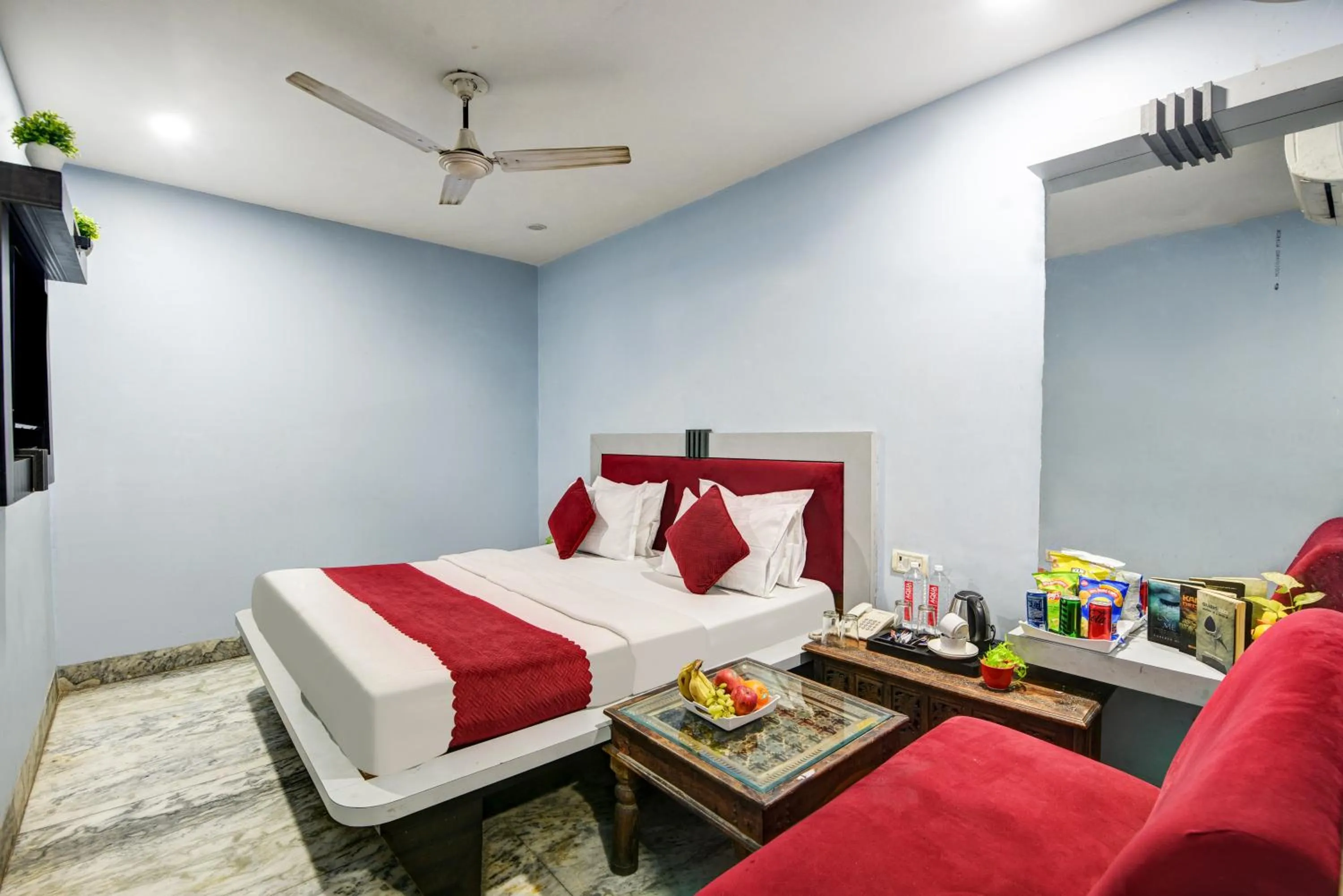 Bed in Hotel Heritage Home -3 Mins Walk from Metro And 5 Mins from Rail Station