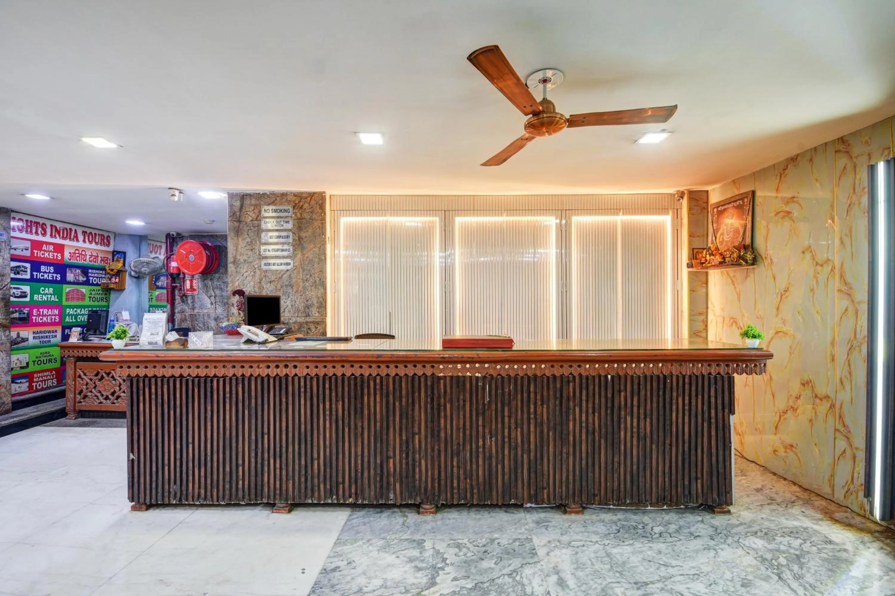 Lobby or reception in Hotel Heritage Home -3 Mins Walk from Metro And 5 Mins from Rail Station