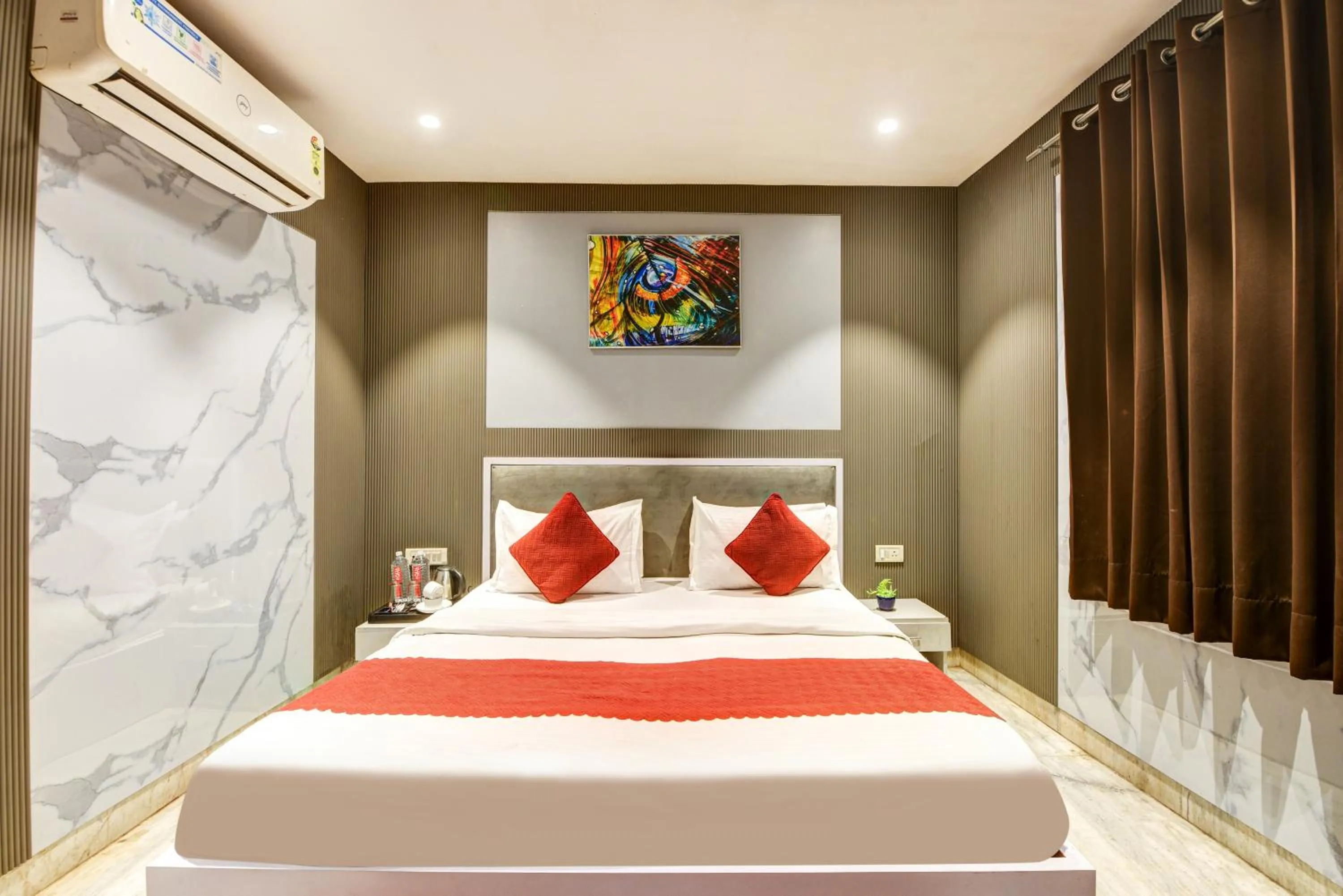 Bed in Hotel Heritage Home -3 Mins Walk from Metro And 5 Mins from Rail Station