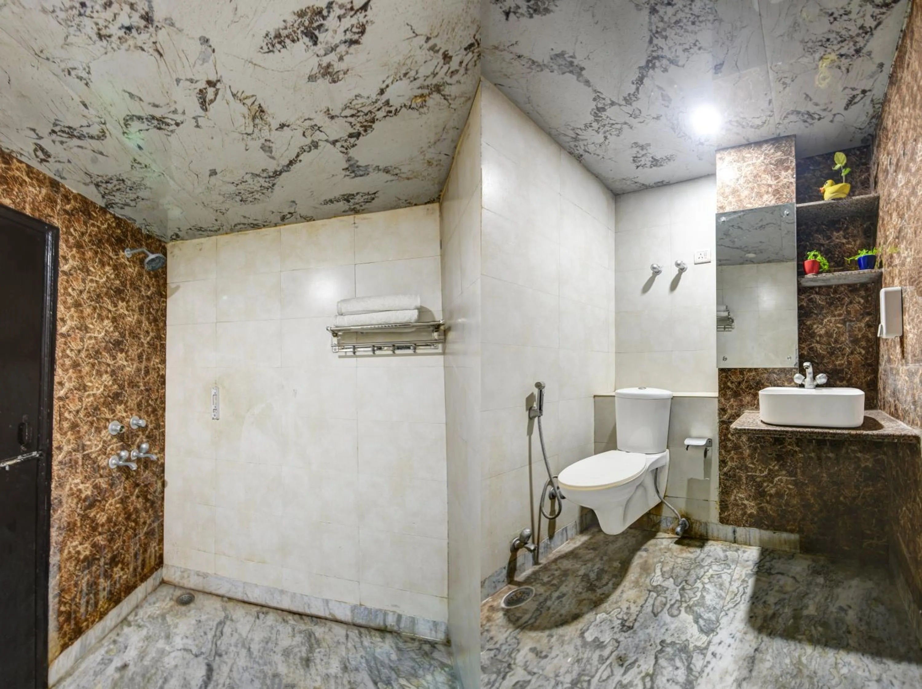 Bathroom in Hotel Heritage Home -3 Mins Walk from Metro And 5 Mins from Rail Station