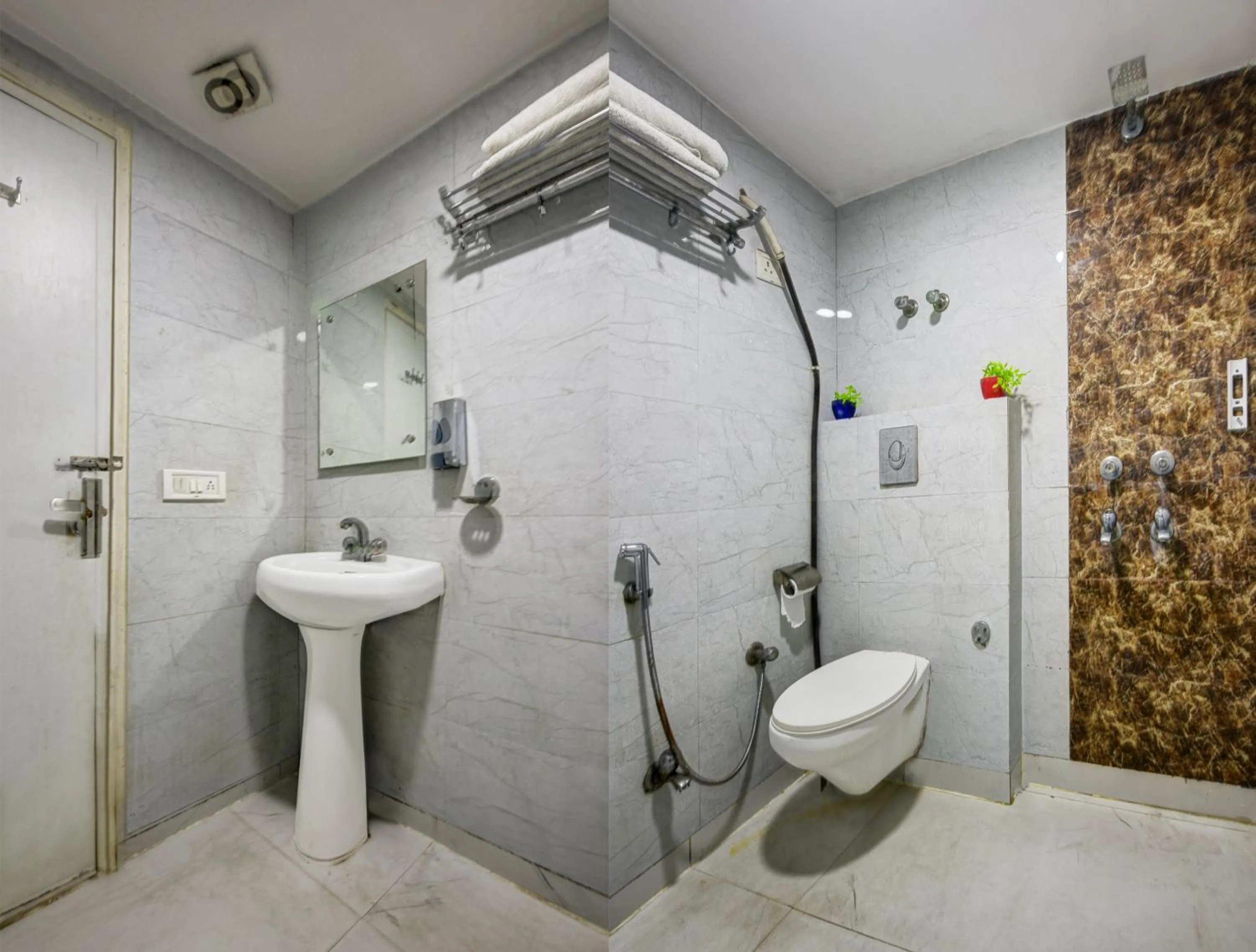Bathroom in Hotel Heritage Home -3 Mins Walk from Metro And 5 Mins from Rail Station