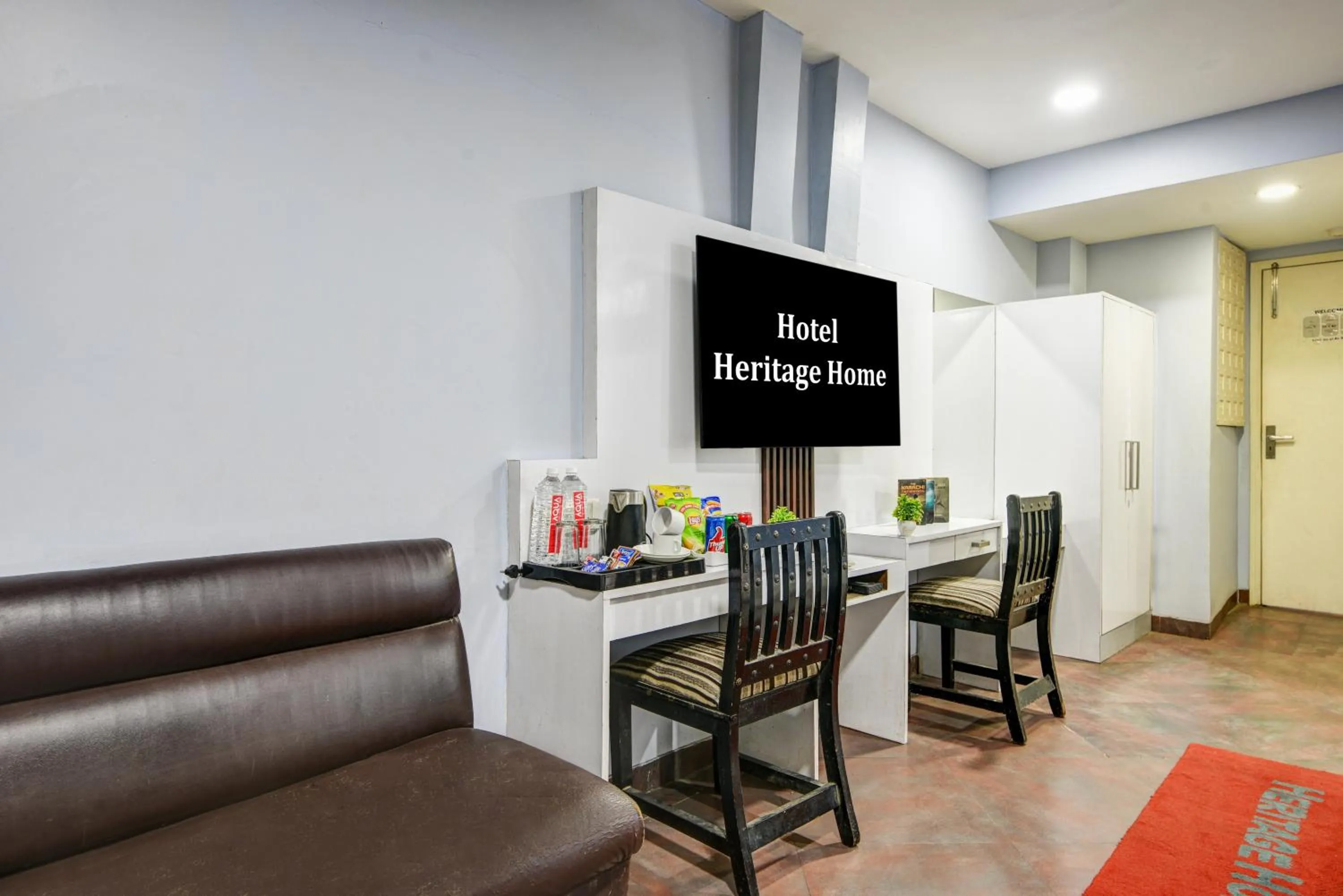 Communal lounge/ TV room in Hotel Heritage Home -3 Mins Walk from Metro And 5 Mins from Rail Station
