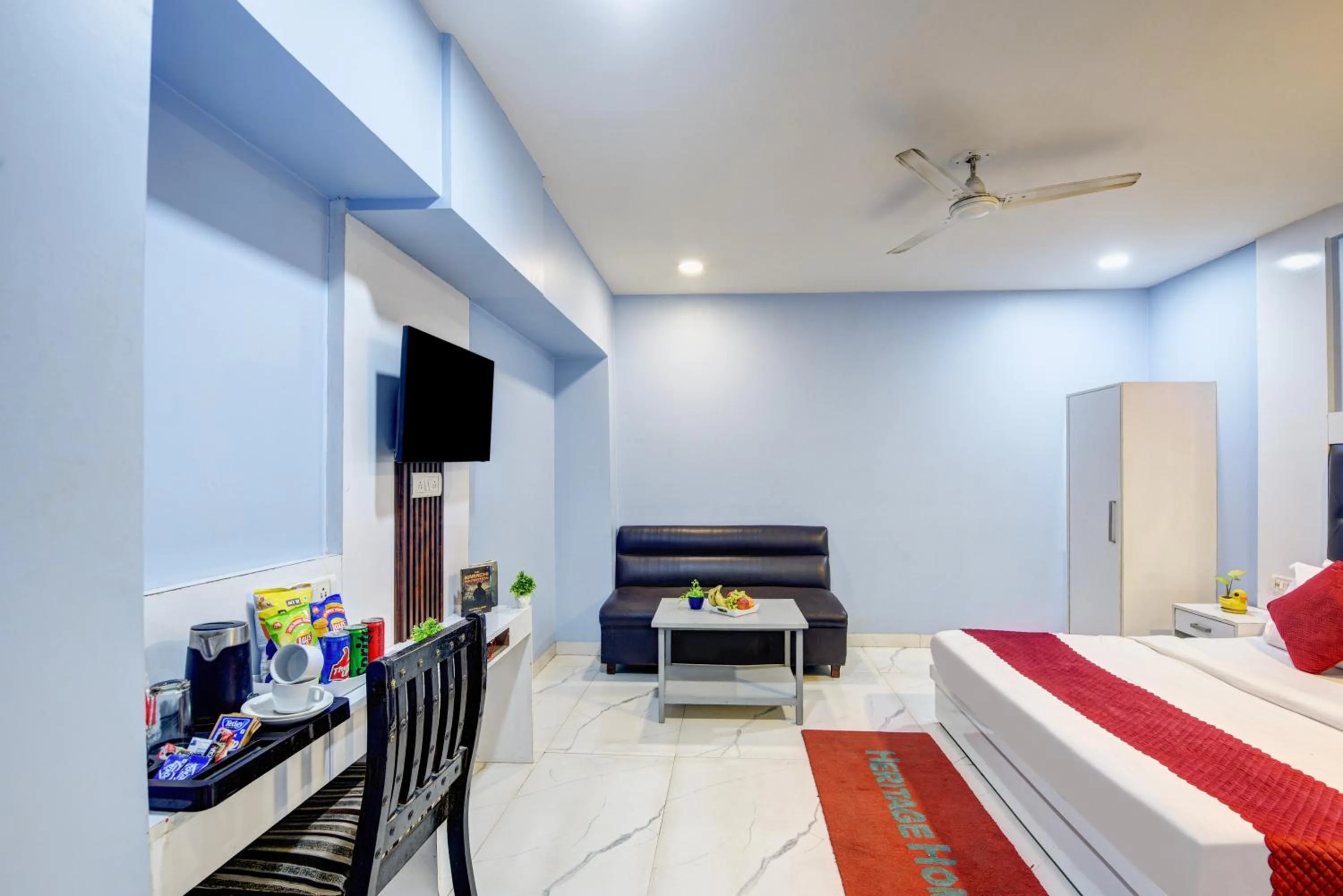 Communal lounge/ TV room, Bed in Hotel Heritage Home -3 Mins Walk from Metro And 5 Mins from Rail Station