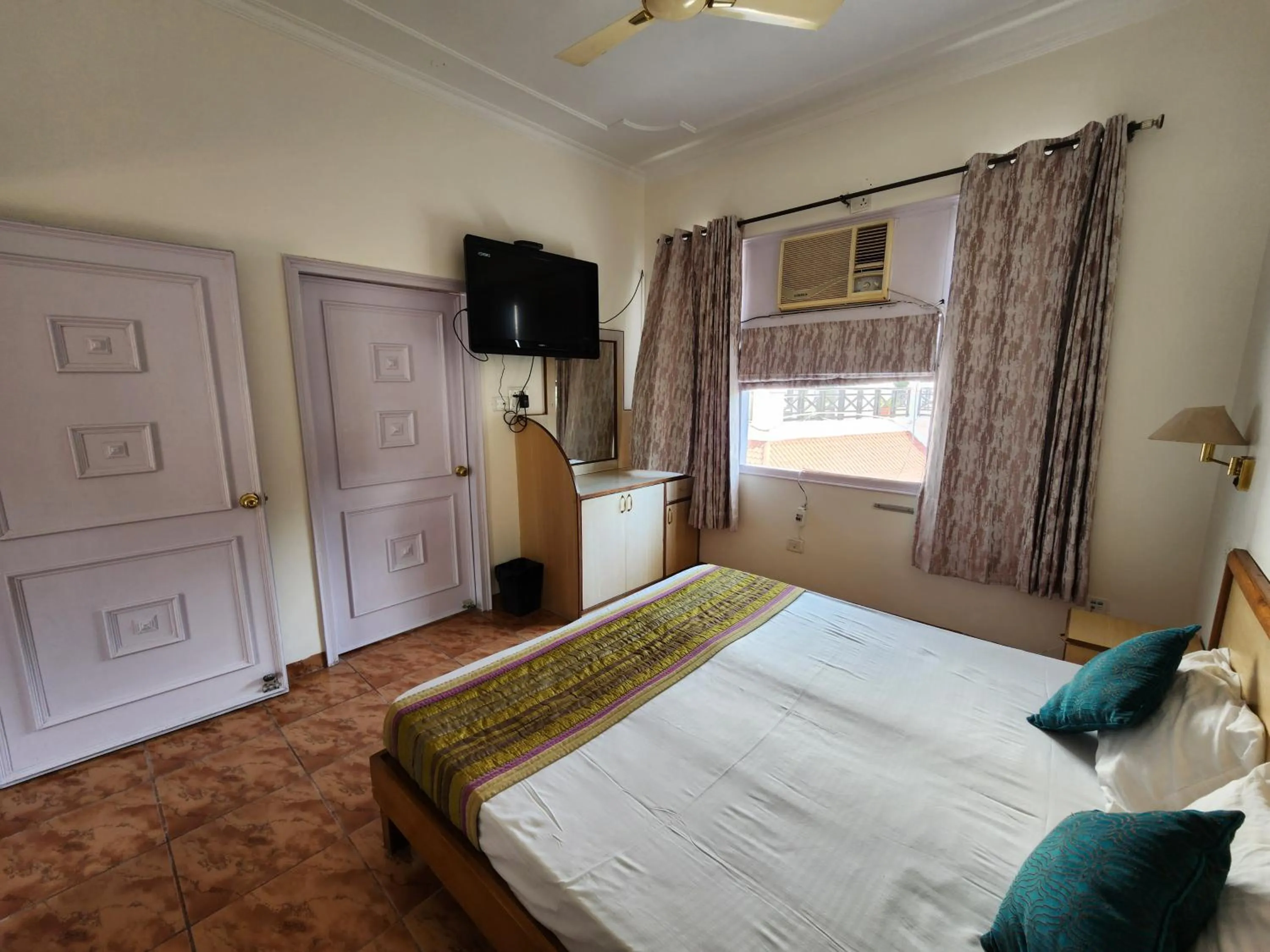 Bed in Hotel Royal Ark - Kasauli
