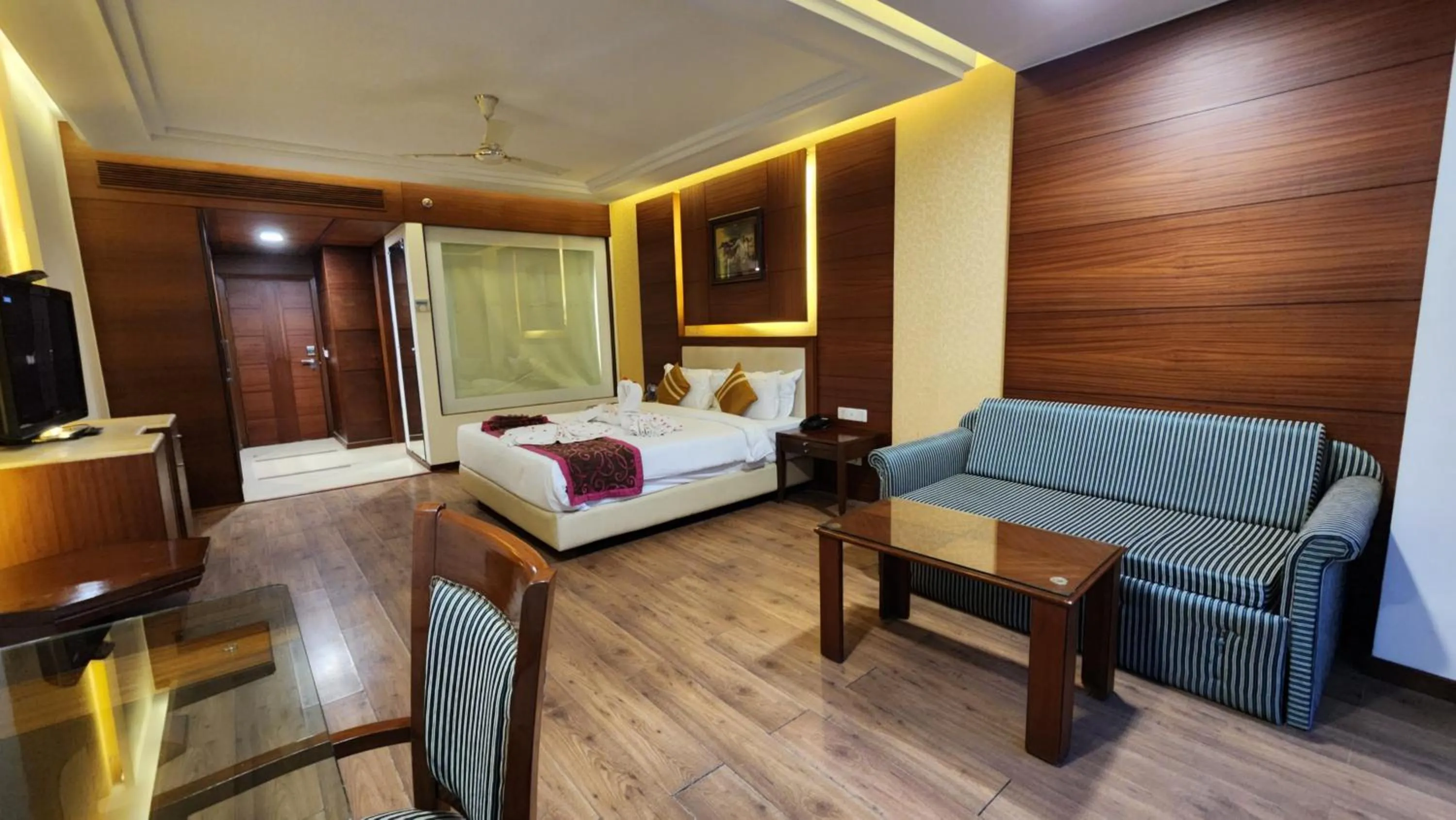 Bed in Hotel Royal Ark - Kasauli