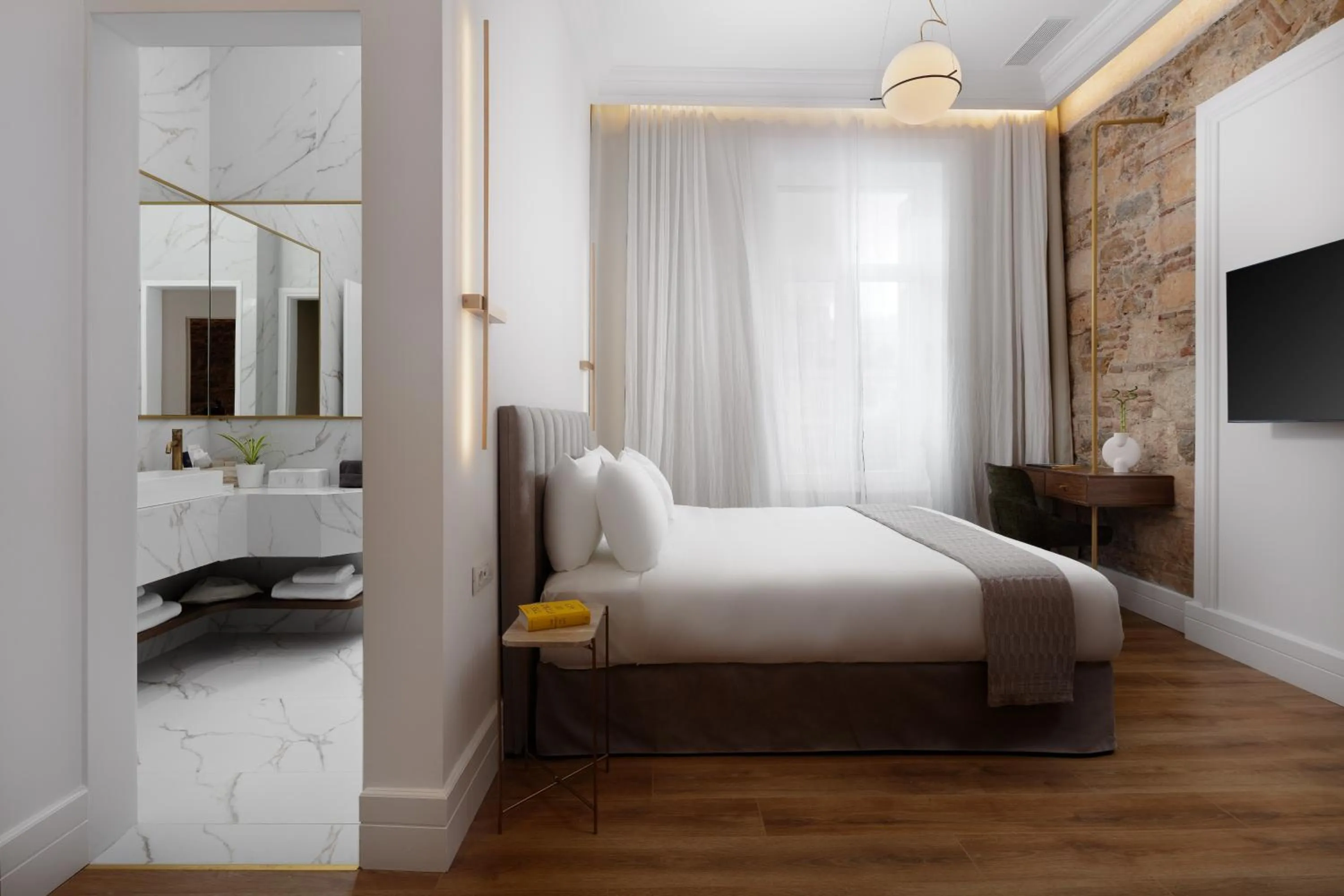 Photo of the whole room, Bed in La Divina