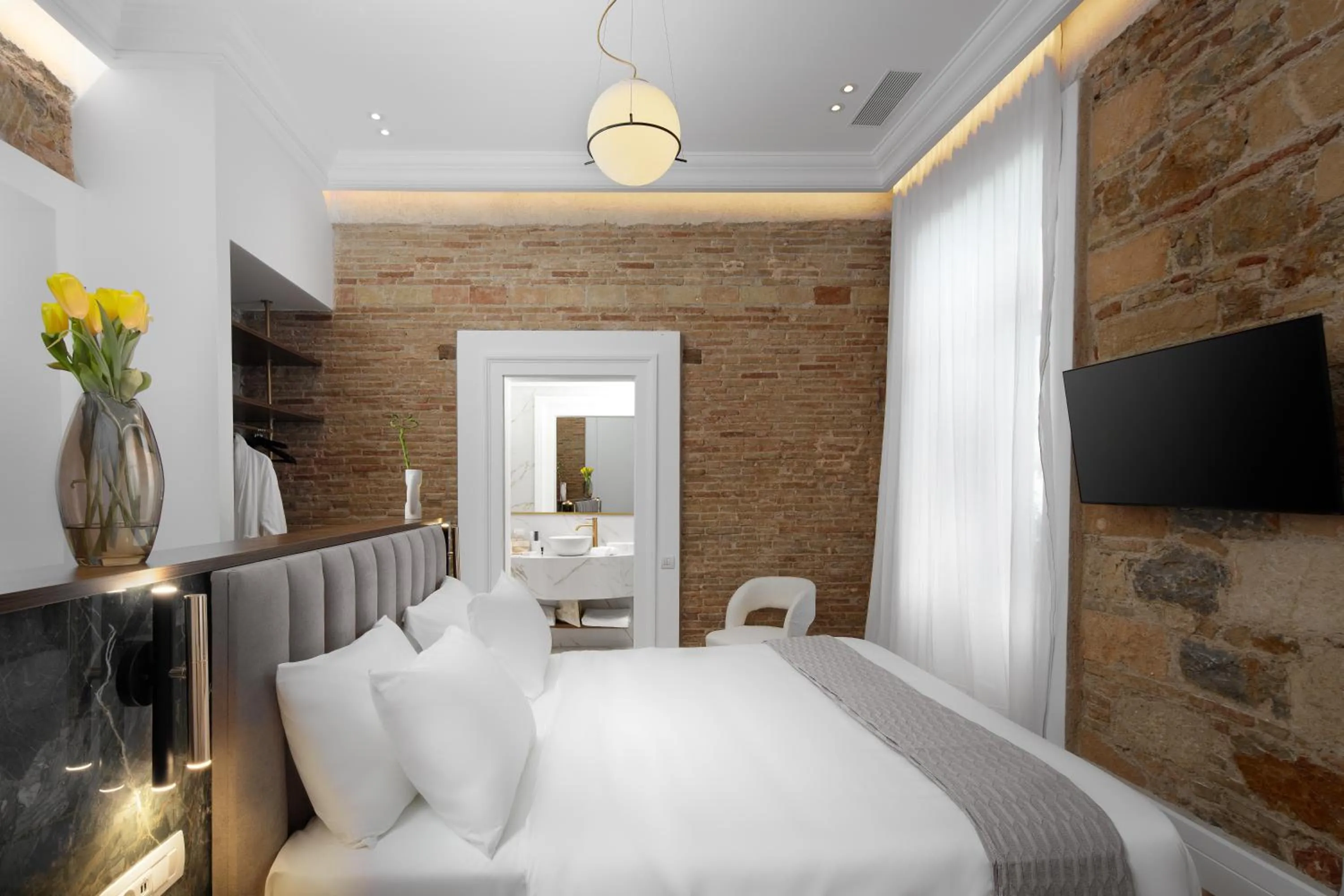 Photo of the whole room, Bed in La Divina