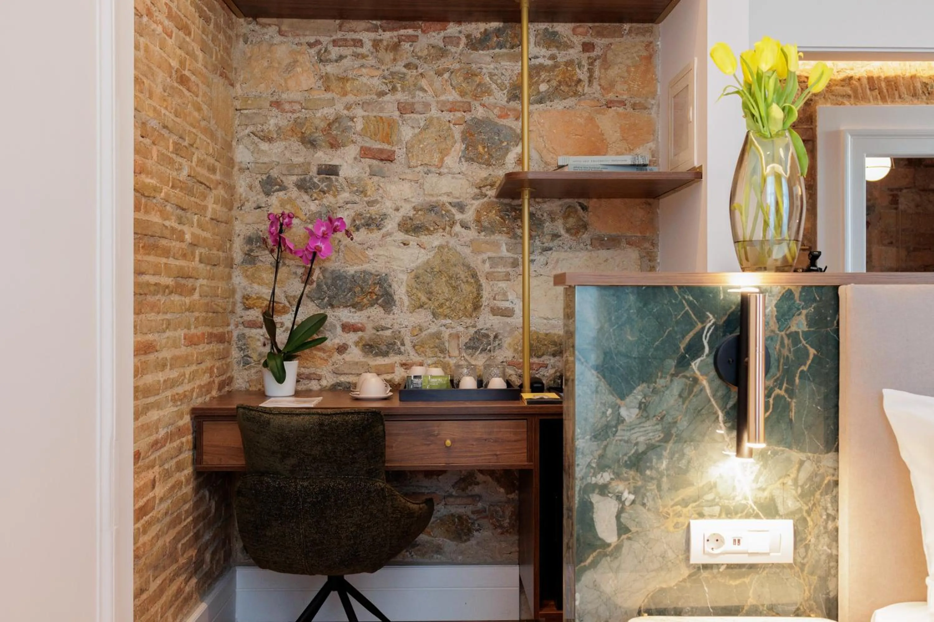 Photo of the whole room in La Divina