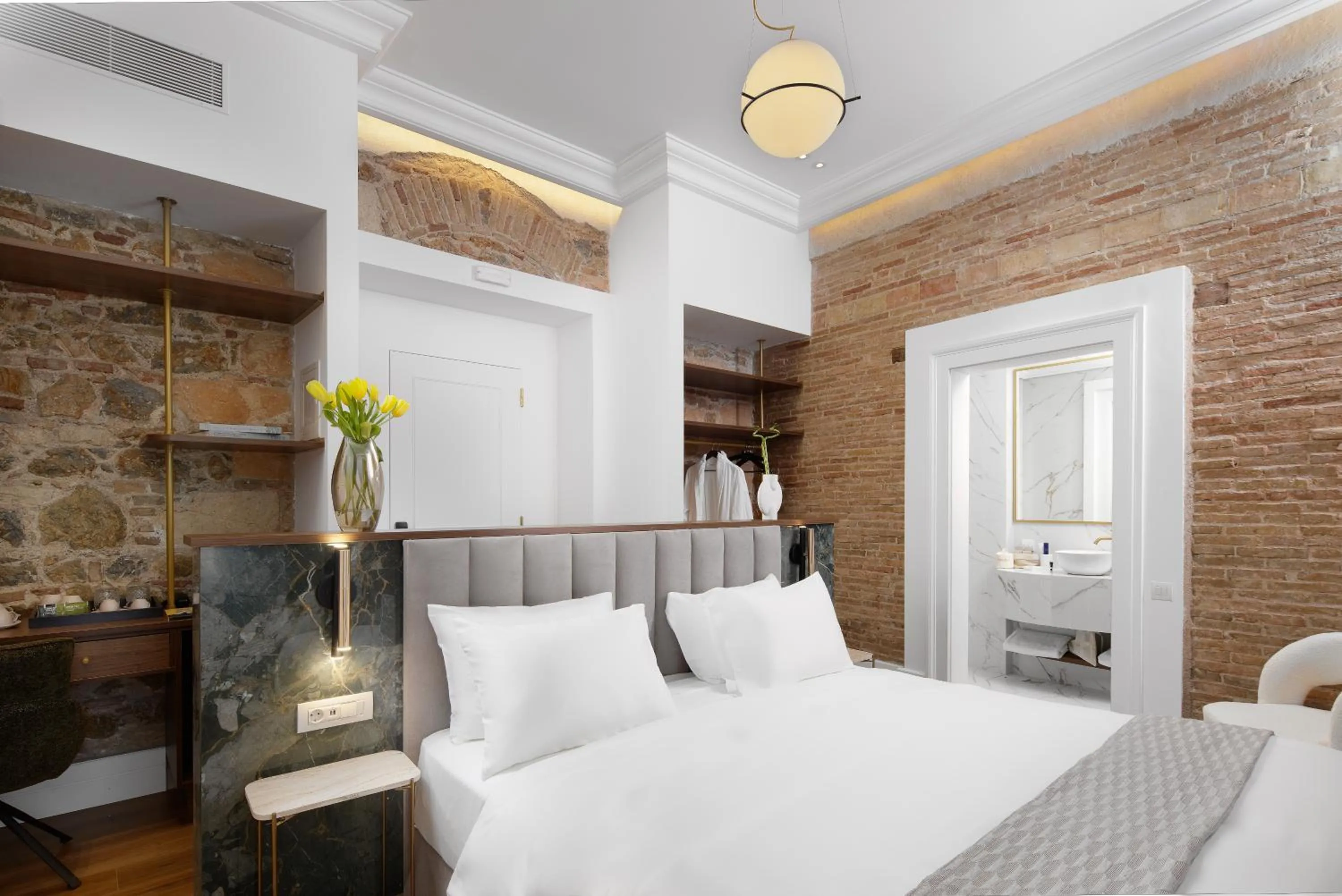 Photo of the whole room, Bed in La Divina