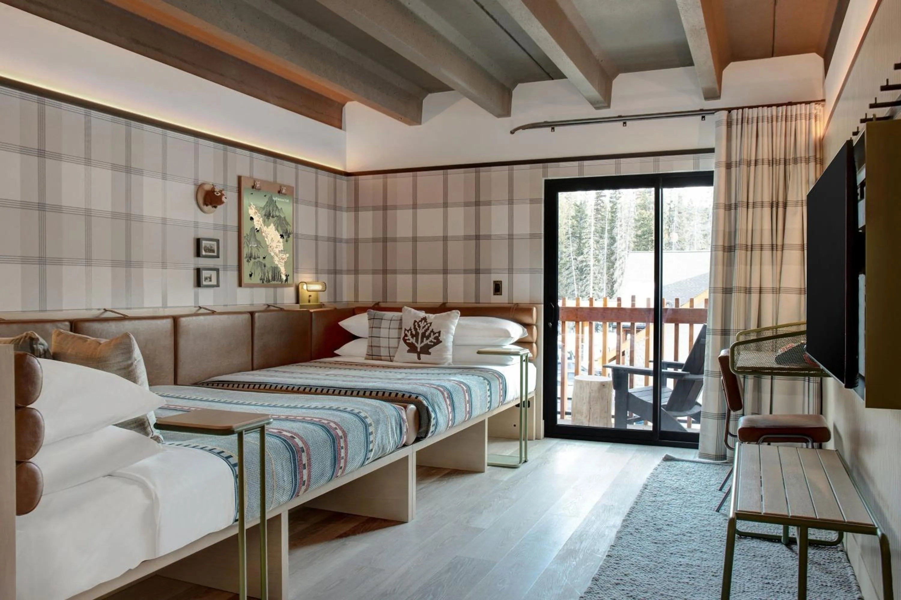 Photo of the whole room, Bed in Moxy Banff