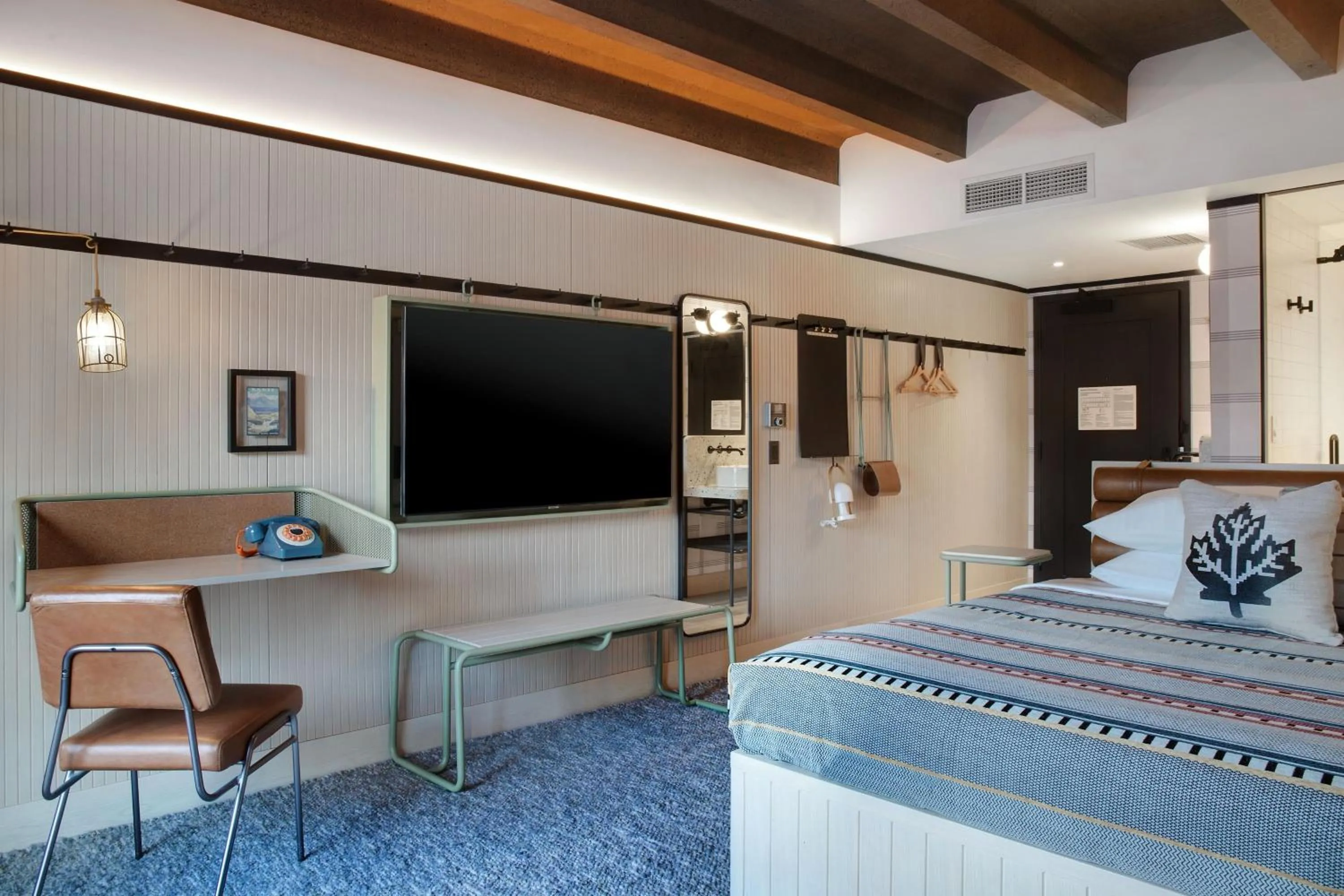 Photo of the whole room, Bed in Moxy Banff