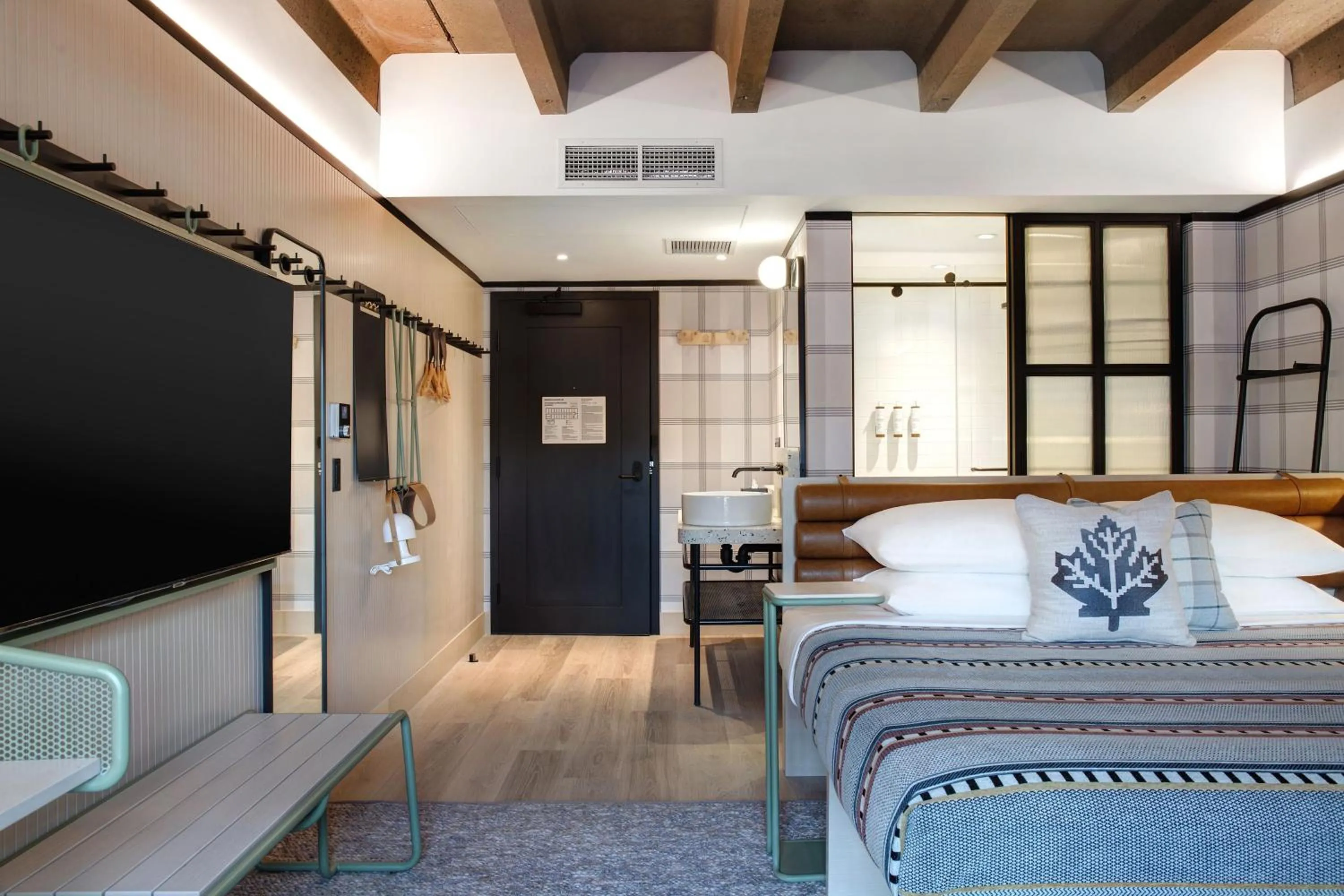 Photo of the whole room, TV/Entertainment Center in Banff Voyager Inn