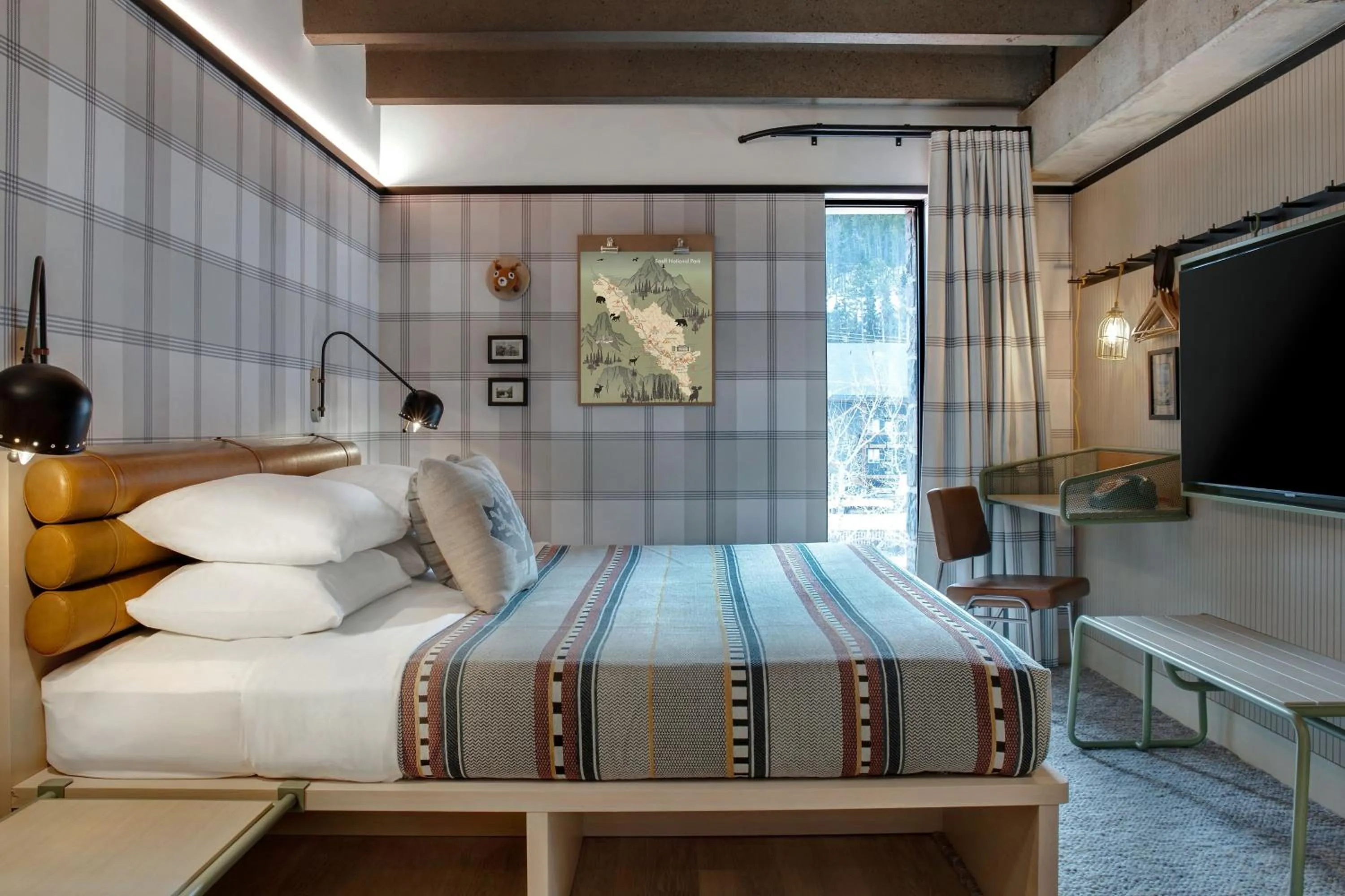 Photo of the whole room, Bed in Moxy Banff