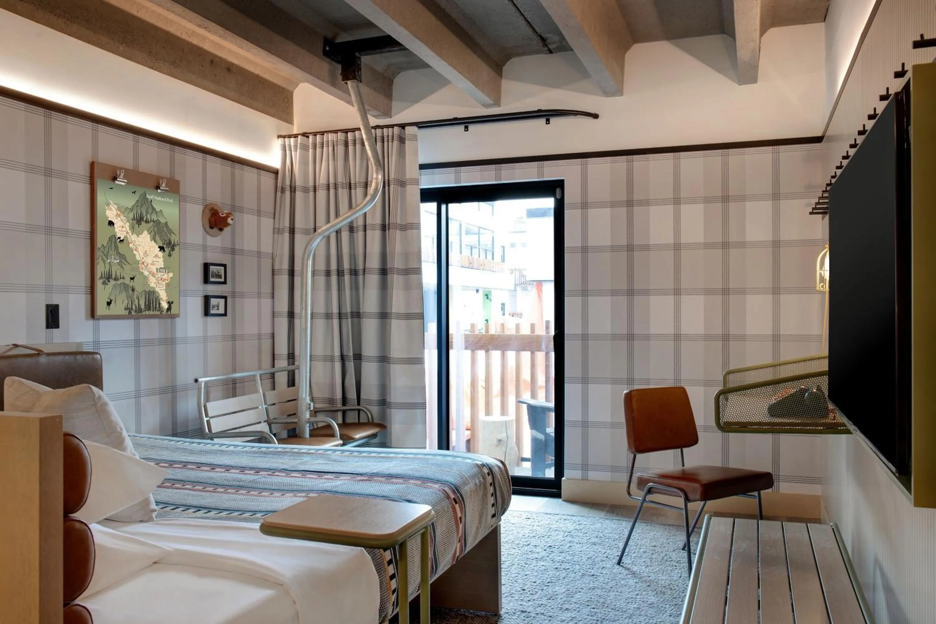 Photo of the whole room, Bed in Moxy Banff